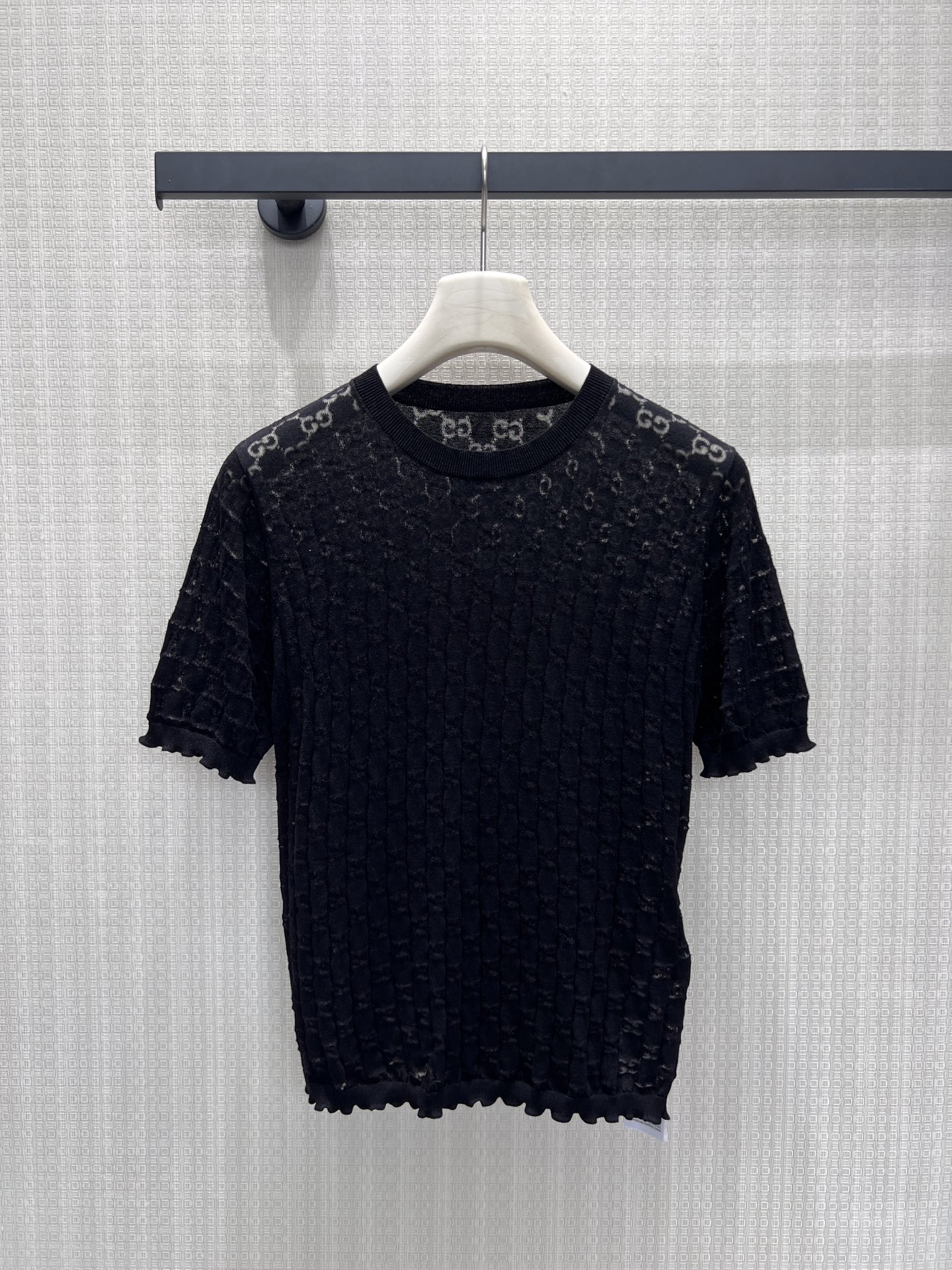 NO:875973,26 spring and summer new product Guc** all-over jacquard knitted short-sleeves, classic double G dark pattern texture hidden brand heritage. Off-white is gentle and elegant, with a soft light atmosphere  , pure black, neat and cool, casual and suitable for both commuting and leisure. The short-sleeved cut with fungus trim modifies the lines of the shoulders and arms, and the short version optimizes the body proportions. It is outstanding when worn alone or layered. The light and luxurious texture is not picky, and it is a low-key interpretation of Italian retro high-end. Ready for sale smL,, gucci, T-shirt,1986090926春夏新品 Guc**满印提花针织短袖,经典双G暗纹肌理暗藏品牌底蕴.米白温柔雅致,自带柔光氛围感 ,纯黑利落酷飒,随性拿捏通勤休闲两种格调.木耳边短袖剪裁修饰肩臂线条,短款版型优化身材比例,单穿叠搭皆出彩.轻奢质感不挑穿搭,低调诠释意式复古高级感.现货出售smL,,gucci,T-shirt,,Women's clothing