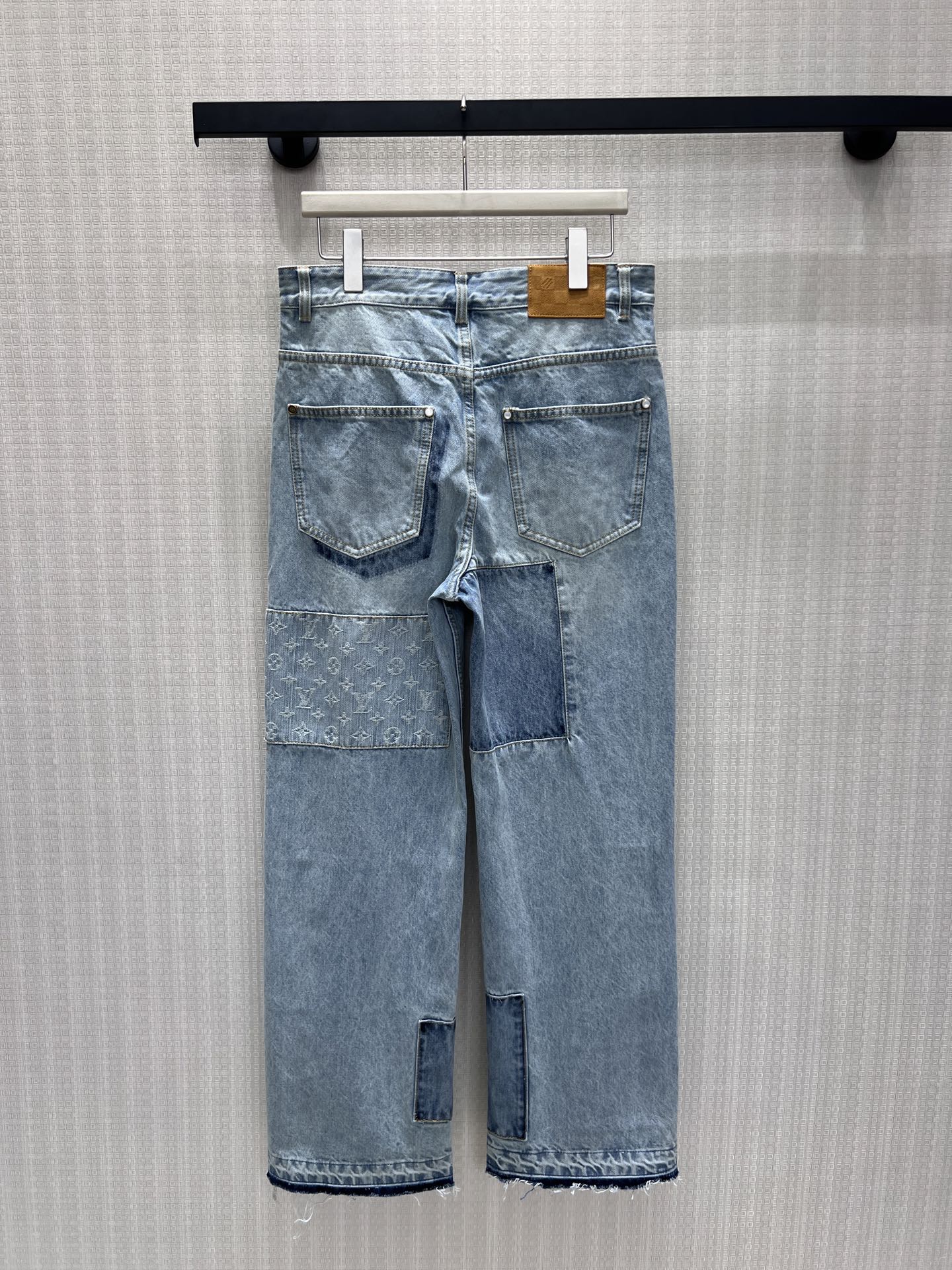 NO:875909,26 new spring and summer jeans. Distressed washed splicing and deconstructed tailoring reshape the denim aesthetics. Partial dark jacquard hides exquisite details, and raw hems are casual and uninhibited. The high-waisted version modifies the waist and hip lines, and the wide-leg pants style hides the flesh and straightens the legs, weakening the short legs. The retro stone-washed fabric is soft and sinewy, with both stiffness and drape. Pair it with a simple T-shirt or short top to easily create a high-end street atmosphere. Ready for sale  30/32/34,,jeans,tees,t-shirt,1986090926春夏新品牛仔裤 做旧水洗拼接解构风剪裁重塑丹宁美学.局部暗纹提花暗藏精致细节,毛边裤脚随性不羁.高腰版型修饰腰臀线条,阔筒裤型藏肉显腿直,弱化腿部短板.复古石洗面料柔软有筋骨,兼具挺括度与垂坠感,搭配简约T恤或短款上衣,轻松拿捏街头高级氛围感 现货出售 30/32/34,,jeans,tees，t-shirt,,Women's clothing