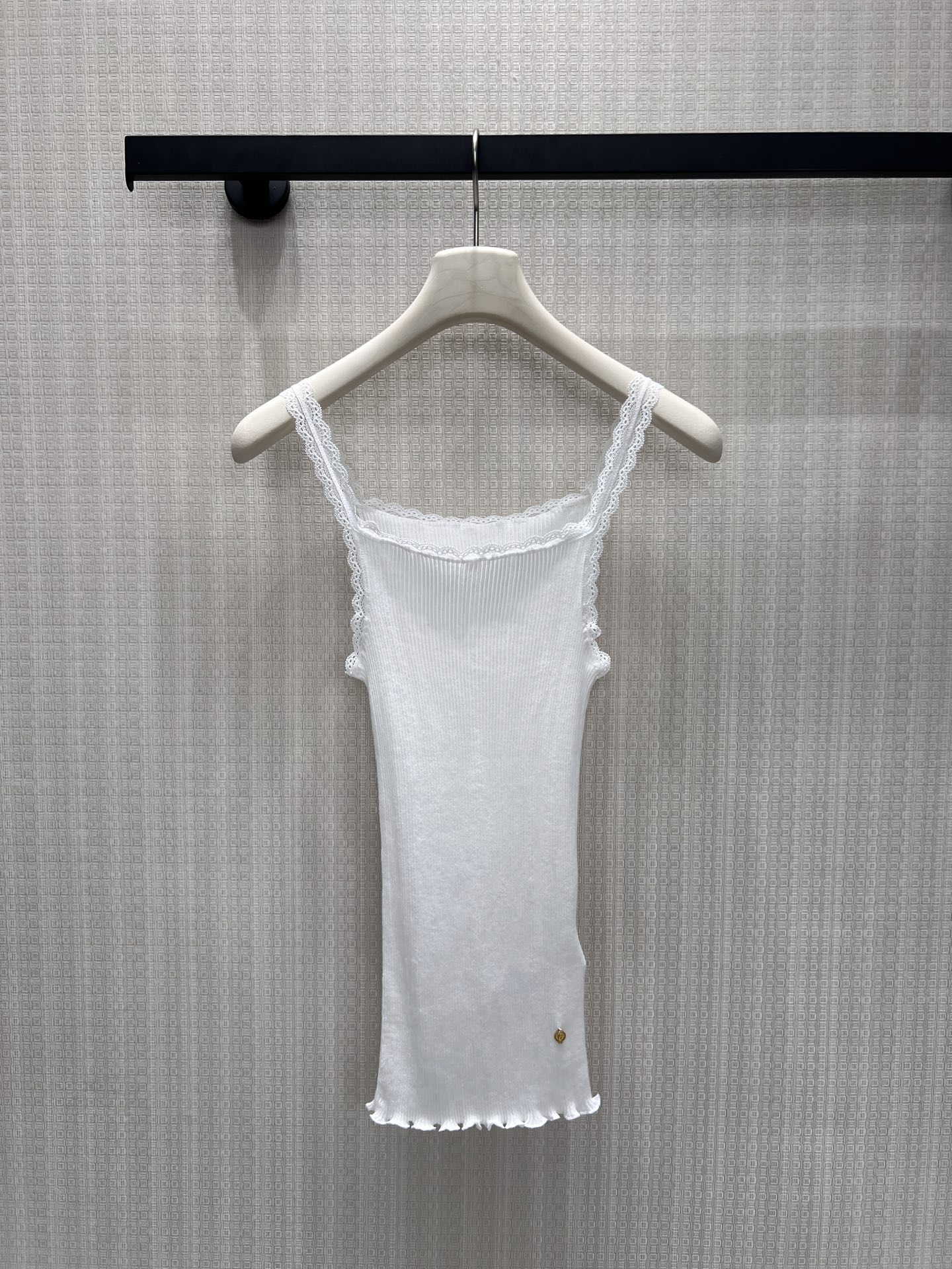 NO:878464,26 new spring and summer vest, minimalist white tone, with a clean temperament with a soft light filter. The lace is not ostentatious, but adds a bit of lightness and breathability to the basic style; the high-elastic threaded fabric is soft and skin-friendly, and properly outlines the lines. The slightly rolled curvature of the hem and the exquisite crochet pattern on the shoulder straps reveal texture in restraint, making the 'white moonlight' wear into a cool and noble atmosphere in daily life. Ready for sale smL,,1986090926春夏新品 背心 极简白调,是自带柔光滤镜的干净气质.蕾丝花边不张扬,却为基础款添了几分轻透呼吸感；高弹螺纹面料柔软亲肤,妥帖勾勒线条.下摆微卷的弧度、肩带精致的钩花,在克制中流露质感,把“白月光”穿成日常里的清冷贵气.现货出售smL,,,Women's clothing