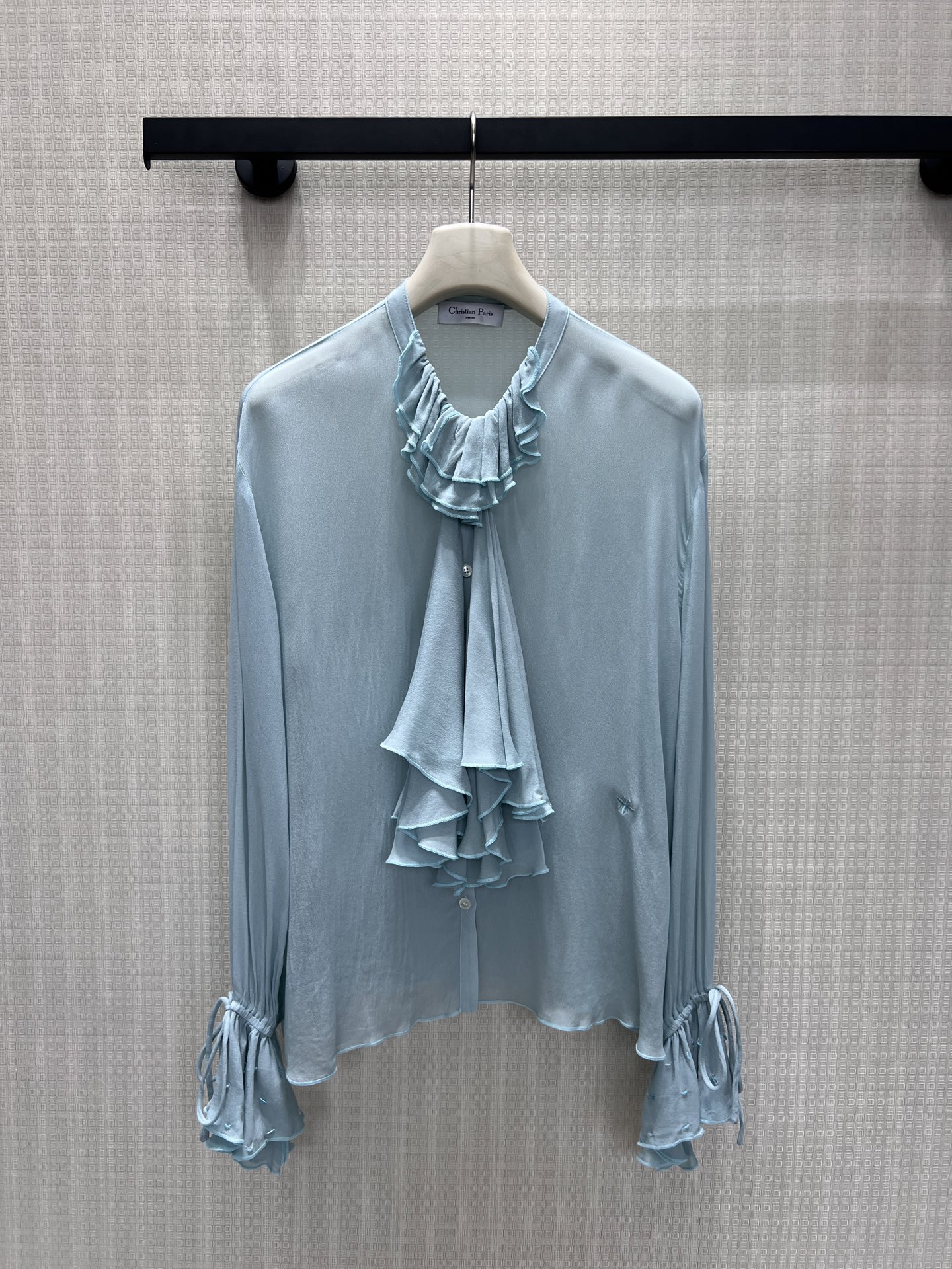 NO:878477,26 spring and summer new shirts  The clear ice blue unlocks the gentle atmosphere of spring and summer. It selects soft light drape fabrics with its own delicate shimmering texture, which is soft and breathable to the touch. The double-layered lotus leaf streamers on the collar are casually wrapped and tied casually to outline the elegant neckline. The trumpet sleeves are superimposed with fungus trimming, which is smart and elegant.  .The slightly arced wavy edge of the hem weakens the edges and corners of the silhouette. It is refreshing and healing when worn alone. It is simple and elegant when paired with white pants. It wears the French gentle atmosphere on the body while relaxing. It is suitable for daily commuting, dates and outings. Ready for sale smL, shirts,1986090926春夏新品衬衫 清透冰蓝解锁春夏温柔氛围感,甄选柔光垂坠面料,自带细腻微闪肌理,触感软糯透气.领部双层荷叶飘带随性缠绕,随性系结勾勒优雅颈线,喇叭袖叠加木耳边剪裁,灵动飘逸.下摆微弧波浪锁边,弱化版型棱角,单穿清爽治愈,搭配白裤简约显贵,松弛间把法式温婉氛围感穿在身上,日常通勤、约会出游皆适配.现货出售smL,,shirts,,Women's clothing