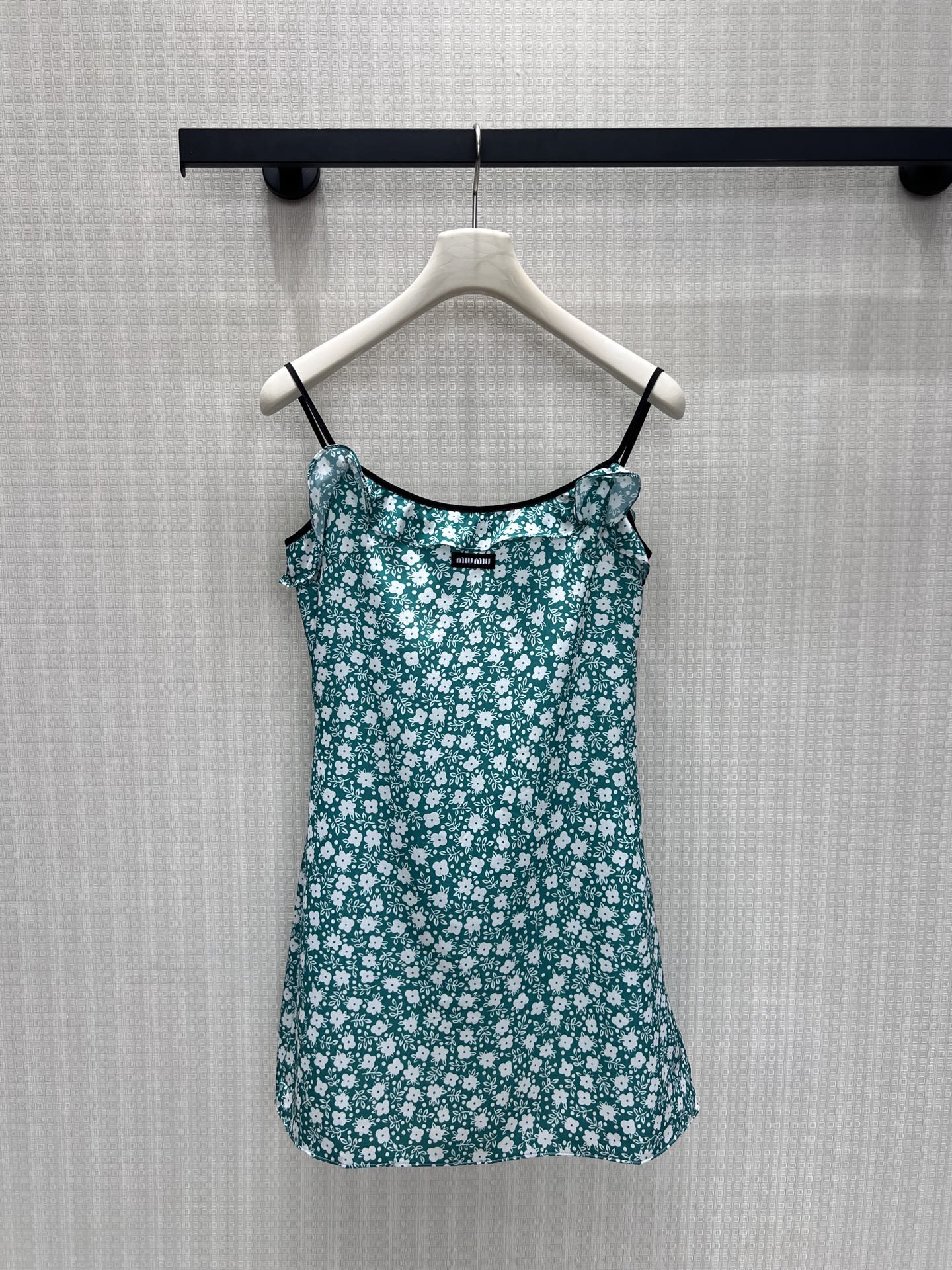 NO:878171,26 new spring and summer dresses  The fresh dark green background is mixed with fine white flowers, giving it a summer wilderness atmosphere. The ruffles on the neckline gently modify the collarbone, the thin suspenders casually outline the lines of the shoulders and neck, and the small brand logo embellishes the details, which is exquisite without being exaggerated. The short version with high waist and hips optimizes body proportions.  The neat short skirt highlights the slender legs. The fabric is smooth and breathable, making it smart and playful when worn alone. Pair it with a small knitted cardigan to adapt to the temperature difference between morning and evening. Pair it with white shoes to easily create a Korean casual outfit, which will fill you with refreshing energy in one click. Ready for sale smL,,skirts,1986090926春夏新品连衣裙 清新墨绿底色糅合细碎白花,自带夏日原野氛围感.领口荷叶边轻柔修饰锁骨,细吊带随性勾勒肩颈线条,小巧品牌标识点缀细节,精致不显浮夸.高腰包臀短版型优化身材比例,利落短裙摆衬出修长双腿.面料顺滑透气,单穿灵动俏皮,搭配针织小开衫适配早晚温差,配小白鞋轻松打造韩系休闲穿搭,清爽元气一键拉满.现货出售smL,,skirts,,Women's clothing