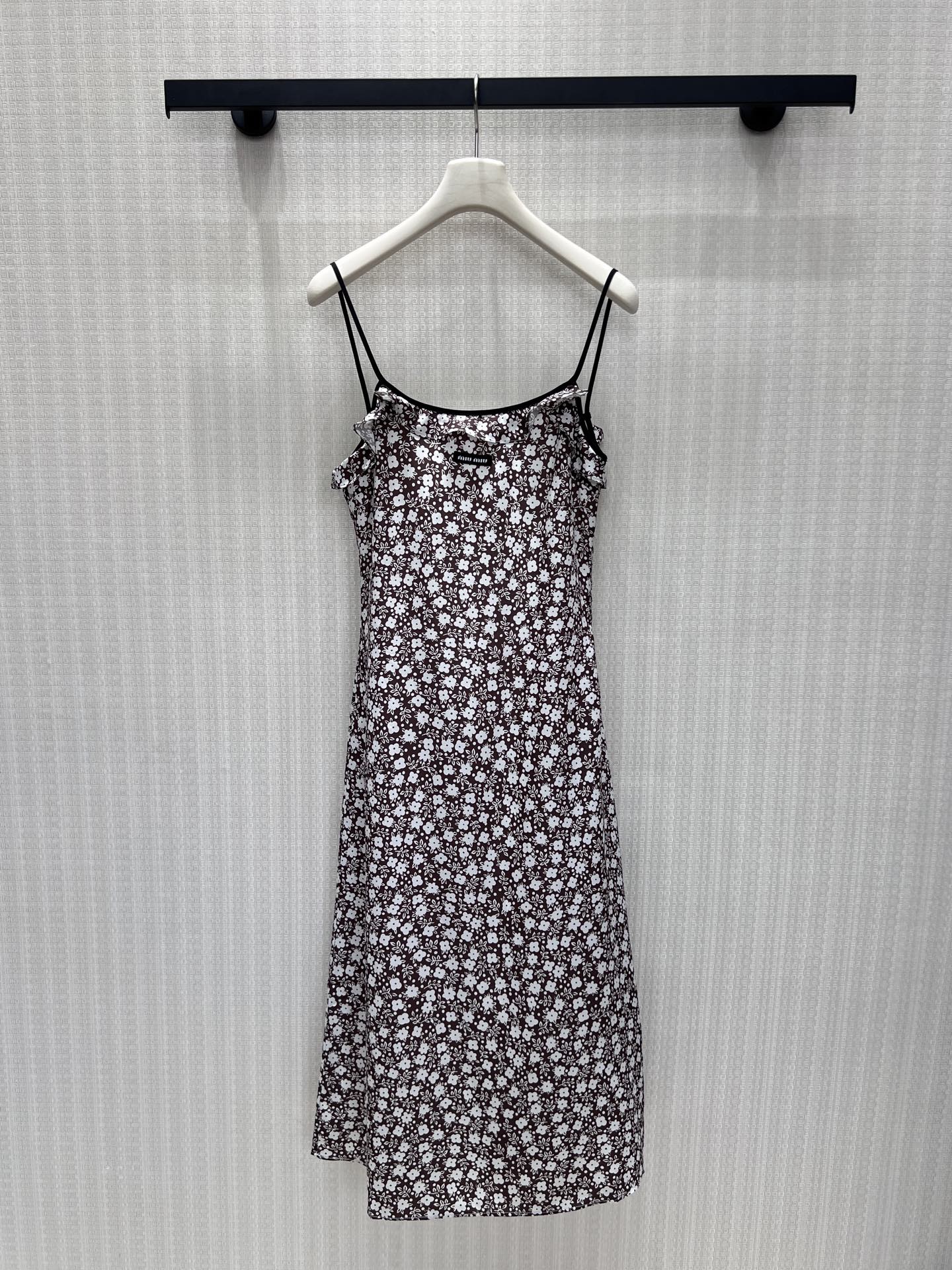 NO:878174,26 new spring and summer dresses  Brown-bottomed florals outline a lazy atmosphere, spaghetti straps match the neckline, and exquisite details soften the lines of the shoulders and neck. The slim cut cinches the waist, and the long draping skirt casually stretches the figure. The right shape hides excess fat. Comes with a gentle filter,  Wear it alone, cool and elegant, or pair it with a knitted cardigan to create a layering style. The cotton-like fabric is soft and skin-friendly, and can be worn casually with white shoes for daily use. It is easy to achieve the gentle Korean commuting style, and the atmosphere is calm and full. Ready for sale smL,,skirts,1986090926春夏新品连衣裙 棕底碎花勾勒慵懒氛围感,细肩带搭配领口木耳边,精巧细节柔化肩颈线条.修身剪裁顺势收束腰身,垂坠长裙摆随性舒展身形,恰到好处的版型藏住多余赘肉.自带温柔滤镜,单穿清冷雅致,搭配针织开衫亦可打造叠穿格调.棉感面料软糯亲肤,日常配小白鞋松弛随性,轻松拿捏韩系温柔通勤风,氛围感从容拉满.现货出售smL,,skirts,,Women's clothing
