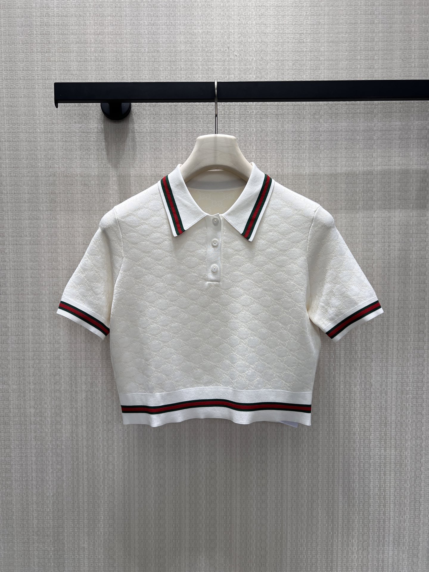 NO:875934,26 new spring and summer short-sleeved sweaters  Polo has a light and luxurious atmosphere. The whole body has a delicate and three-dimensional dark jacquard texture. The contrasting red and green webbing trim embellishes the collar, cuffs and hem, replicating the retro luxury style. The three-and-a-half-button design is casual and comfortable, the short cut optimizes body proportions, and the neat short sleeves are suitable for daily life in spring and summer. The soft and waxy breathable knitted fabric takes into account both comfort and fit. It goes well with skirt jeans, making it easy to match exquisite commuting and casual wear.  Ready for sale sml,,skirts,jeans,sweaters,T-shirt,1986090926春夏新款短袖毛衣 Polo自带轻奢氛围感.通体暗纹提花肌理细腻立体,红绿织带撞色镶边点缀领口、袖口与下摆,复刻复古奢雅格调.三粒半开扣设计随性自在,短款剪裁优化身材比例,利落短袖适配春夏日常.软糯透气针织面料,兼顾舒适与版型,搭配半裙牛仔裤皆出彩,轻松拿捏精致通勤与休闲穿搭 现货出售sml,,skirts,jeans,sweaters,T-shirt,,Women's clothing