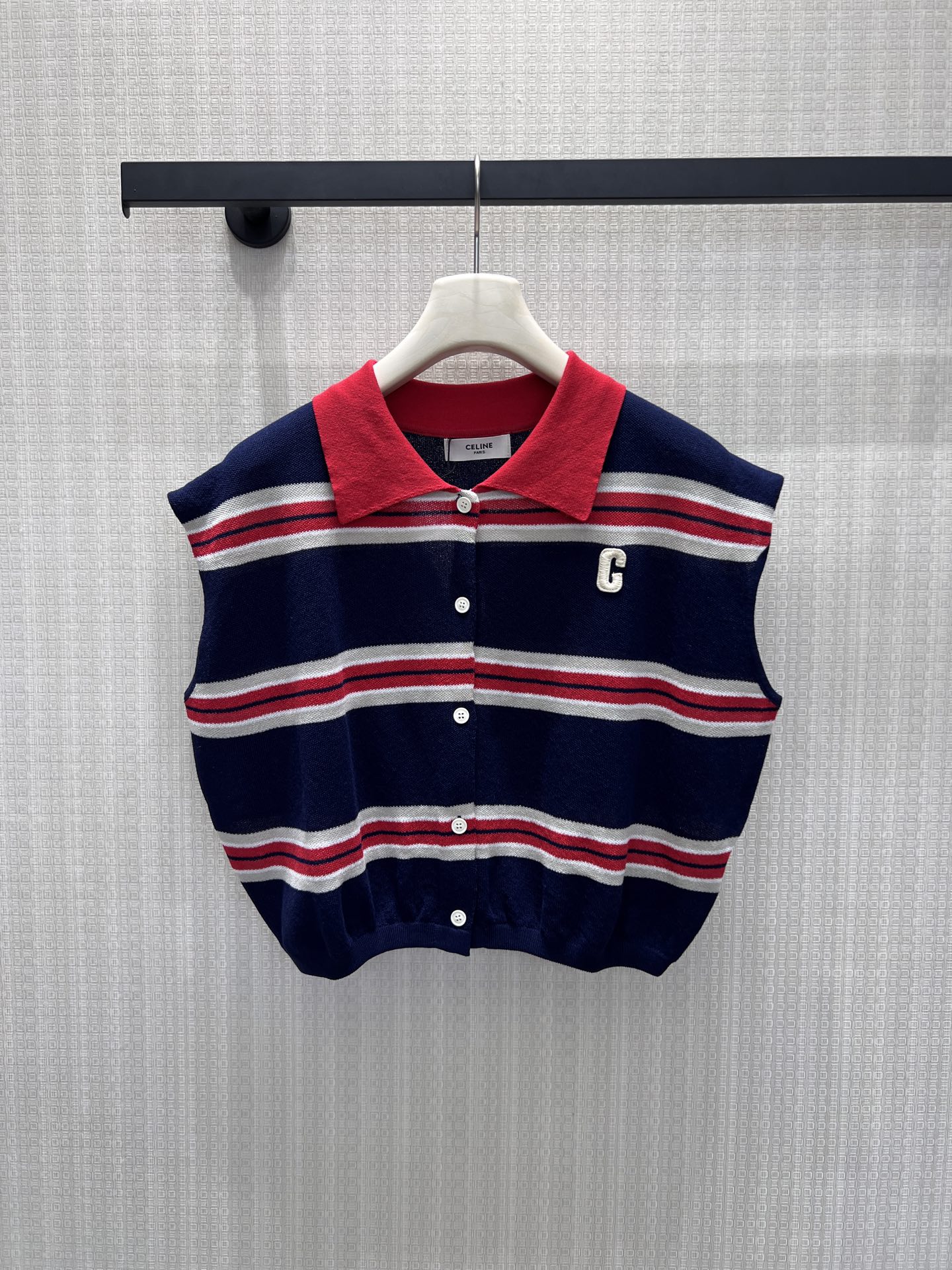 NO:878472,26 spring and summer new short-sleeved sweater, college style contrasting stripes  , the red lapel collides with the navy blue base, and the red and white horizontal stripes outline the American relaxed style. Exquisite C-shaped embroidery embellishes the body, and the single-breasted placket design is casual and comfortable. The light knitted fabric is breathable and soft, and the short version optimizes body proportions. It is perfect for layering shirts and T-shirts.  .The classic red and blue color scheme comes with an age-reducing filter, making it easy to create a lazy and fashionable feel for daily commuting and leisure travel. Available in stock sml, sweaters, shirts, T-shirts, tees, t-shirts,1986090926春夏新品短袖毛衣 学院风撞色条纹 ,红翻领碰撞藏青基底,红白横条勾勒美式松弛格调.精致C字刺绣点缀衣身,单排扣开襟设计随性自在.轻薄针织面料透气软糯,短款版型优化身材比例,叠搭衬衫、T恤皆出彩.红蓝经典配色自带减龄滤镜,日常通勤、休闲出游轻松拿捏慵懒时髦感.现货出售smL,,sweaters,shirts,T-shirt,tees，t-shirt,,Women's clothing