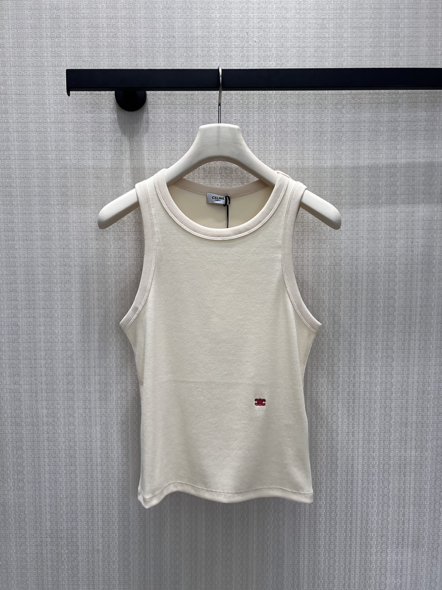 NO:878188,26 spring and summer new vest  Condensed French casual texture. Selected high-strength knitted fabric with fine texture and skin-friendly, close-fitting but not restrictive. The round neck is neatly trimmed to modify the neck line, and the exquisite chest embroidery logo hides the brand style. Off-white is gentle and restrained, pure black is cool and advanced, two-color adaptability  Versatile wear. It looks neat when worn alone, can be layered with suits or shirts, and the slim tailoring optimizes body proportions. It can be used for daily commuting or casual outings, and it can easily create an effortless high-end atmosphere. Ready for sale smL, shirts, business  suit,1986090926春夏新品背心 凝练法式随性质感.甄选高弹坑条针织面料,肌理细腻亲肤,贴身却无束缚感.圆领利落收边,修饰脖颈线条,精巧胸口刺绣徽标暗藏品牌格调.米白温柔内敛、纯黑冷调高级,双色适配多元穿搭.单穿利落出彩,叠搭西装、衬衫皆可,修身剪裁优化身形比例,日常通勤或是休闲出街,轻松拿捏不费力的高级氛围感.现货出售smL,,shirts,business suit,,Women's clothing