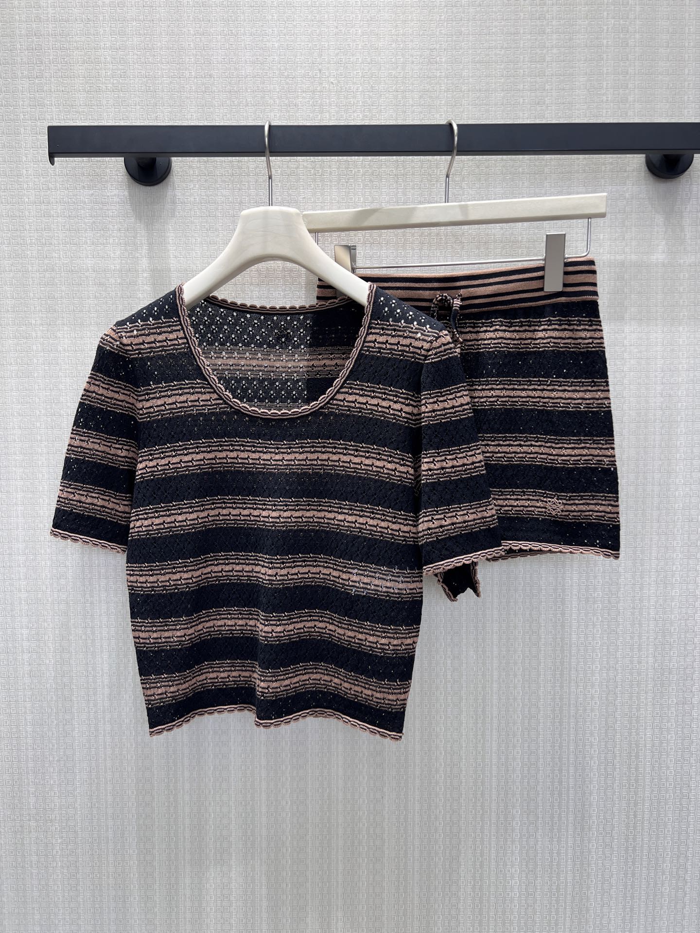 NO:877147,tops shorts  New spring and summer 26 contrasting striped knitted suit, dark and light brown and black mixed with French exquisite style. The hollow texture has its own fine shimmering silk, which is faintly shining under soft light. The round neck and hem are matched with wavy lace, with gentle and elegant details. The short top optimizes the waistline and is of the same color.  The high-waisted shorts neatly close the hips, eliminating the worry of matching when worn as a set. The soft and breathable knitted fabric fits the body shape and is suitable for commuting, dating or leisure travel. It has a light and luxurious retro atmosphere, and can easily be worn to create an elegant and feminine temperament. Ready in stock smL,, shorts,19860909上衣 短裤 26春夏新品撞色条纹针织套装,深浅棕黑交织糅合法式精致格调.镂空织纹自带细碎闪丝,柔光下隐约莹亮,圆领与衣摆搭配波浪花边,细节温婉考究.短款上衣优化腰线,同色系高腰短裤利落收胯,成套穿搭省去搭配烦恼.软糯透气针织面料贴合身形,通勤、约会或休闲出行都适配,轻奢复古氛围感,轻松穿出优雅小女人气质.现货smL,,shorts,,Women's clothing
