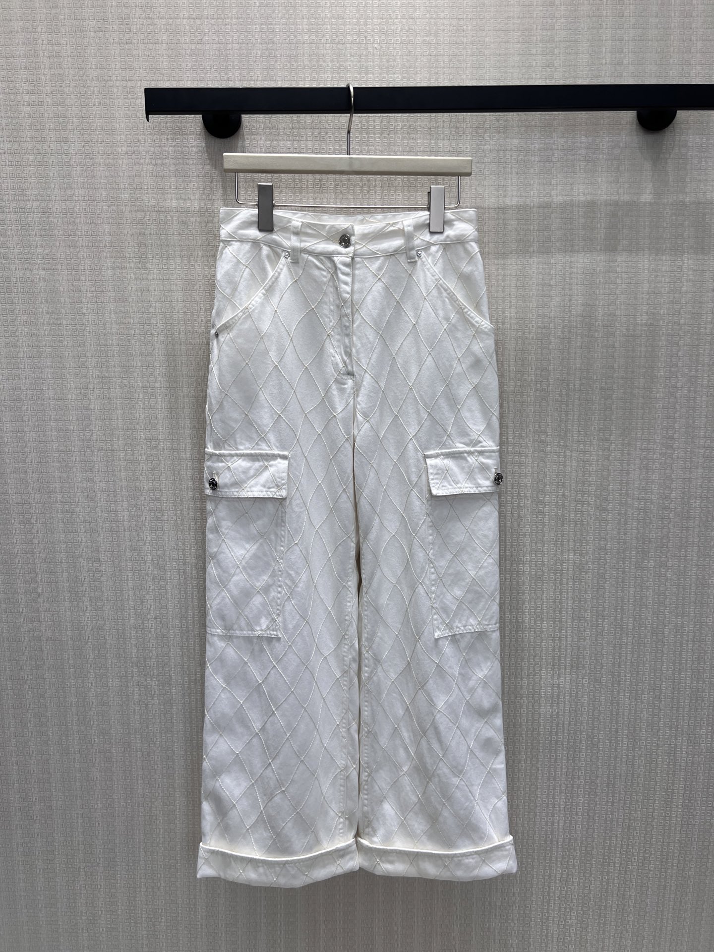 NO:890211,26 new spring and summer jeans Cha** washed light blue denim is given a diamond quilted texture, breaking the monotony and showing a unique and exquisite texture. The high-waisted and wide-leg version modifies the body shape, the utility pockets are both practical and stylish, and the detailed hardware highlights the quality. The fabric is draped and comfortable, taking into account both beauty and practical wear. Paired with a simple top, you can easily create an effortless high-end daily outfit, suitable for commuting, leisure and other scenes. Ready for sale smL,,jeans,1986090926春夏新款牛仔裤 Cha**水洗浅蓝丹宁被赋予菱格绗缝肌理,打破单调感,呈现出独特的精致质感.高腰阔腿版型修饰身形,工装口袋兼具实用与造型感,细节五金彰显品质.面料垂坠舒适,兼顾美观与实穿,搭配简单上衣即可轻松打造不费力的高级日常穿搭,适配通勤、休闲等多种场景.现货出售 smL,,jeans,,Women's clothing
