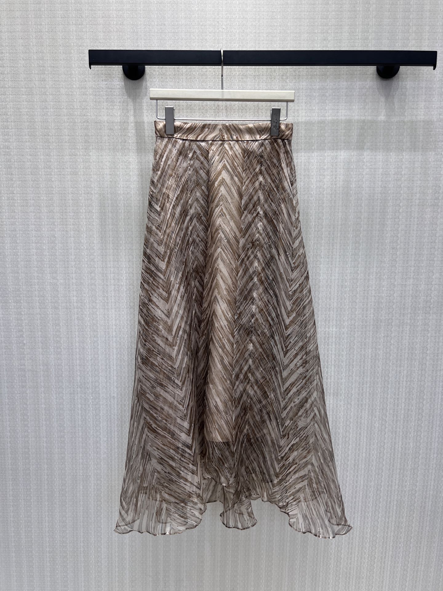 NO:877121,26 spring and summer new arrivals skirt  The BC retro brown ink texture has a high-end atmosphere. The light and transparent flowing gauze material is selected, the drape is flexible, and the skirt appears in soft waves when walking. The high-waist tailoring optimizes the waistline, and the large swing fishtail version modifies the body shape, cleverly hiding the crotch and slimming. The color is warm and calm, suitable for knitted, shirts and other basic tops, suitable for commuting and dating, and easily interprets the relaxed and elegant French light luxury style. Ready for sale smL, skirts, shirts,1986090926春夏新品 半裙 BC复古棕调水墨肌理自带高级氛围感.甄选轻薄通透的飘逸纱料,垂坠灵动,走动间裙摆泛起柔和波浪.高腰剪裁优化腰线,大摆鱼尾版型修饰身形,巧妙藏胯显瘦.配色温润沉稳,适配针织、衬衫等基础上衣,通勤约会皆可,轻松演绎松弛优雅的法式轻奢格调.现货出售smL,,skirts,shirts,,Women's clothing