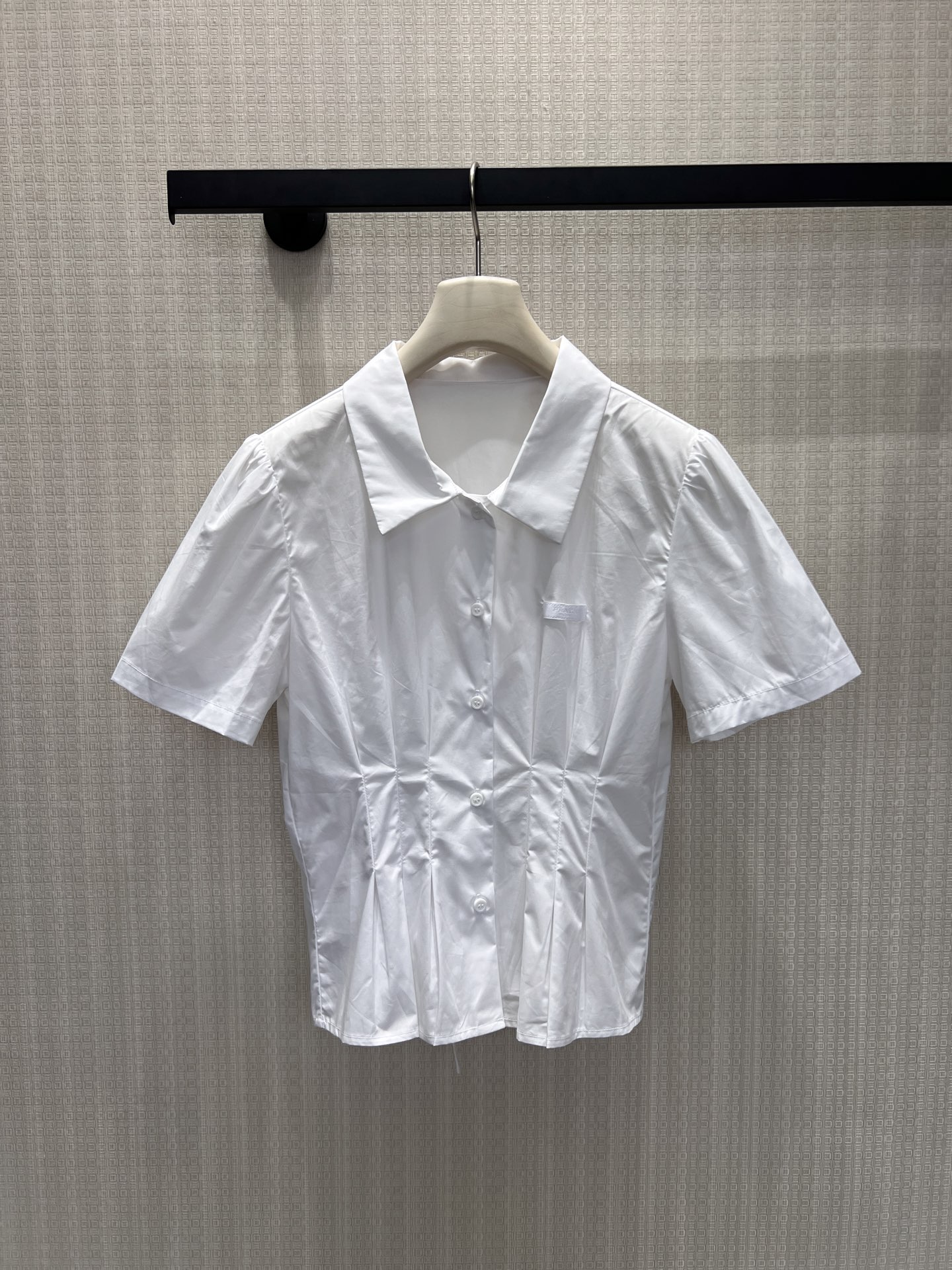 NO:877886,26 spring and summer new shirts  It is made of high-count cotton, with neat lapels and micro-puffed short sleeves, just right to modify the shoulder line. The three-dimensional pleats on the front cleverly tighten the waist, and the short version optimizes body proportions and hides brand details. The fabric is crisp and stylish, not easy to wrinkle, and the pure white tone is clean.  High-end. Suitable for commuting with skirts and casual trousers. The minimalist tailoring is both neat and gentle, making it easy to wear with an elegant and casual light luxury atmosphere. Available in stock sml, skirts, shirts, T-shirts,1986090926春夏新品衬衫 甄选高支棉打造,利落翻领搭配微泡短袖,恰到好处修饰肩线.前身立体收褶巧妙收束腰身,短款版型优化身材比例,暗藏品牌细节.面料挺括有型不易褶皱,纯粹白调干净高级.通勤配半裙、休闲搭长裤皆适配,极简剪裁兼顾利落与温柔,轻松穿出雅致随性的轻奢氛围感.现货出售smL,,skirts,shirts,T-shirt,,Women's clothing