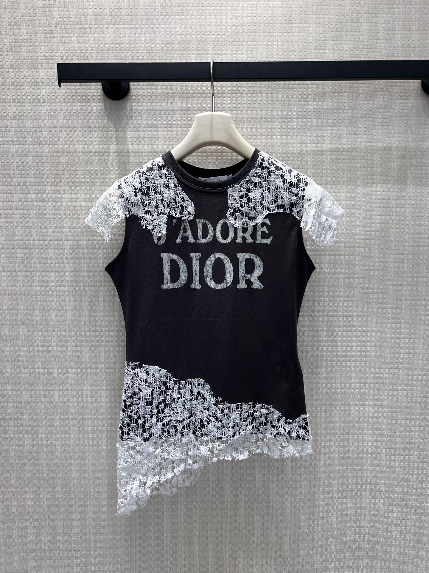 NO:877155,26 spring and summer new product Dio** distressed printed lace splicing short sleeves, integrating retro sweetness and French romance. The old-textured brand slogan has its own era atmosphere, asymmetric lace splicing breaks the monotony, and raw edge details add a casual temperament. The soft fabric fits the body shape, the black base is versatile and not picky, and it is easy to wear with a pure and sexy dark noble feeling. Ready for sale smL, dior, T-shirt,1986090926春夏新品 Dio**做旧印花蕾丝拼接短袖 ,将复古甜酷与法式浪漫融为一体.做旧质感的品牌标语自带年代氛围,不对称蕾丝拼接打破单调,毛边细节增添随性气质.柔软面料贴合身形,黑调基底百搭不挑人,轻松穿出又纯又欲的暗黑贵气感.现货出售smL,,dior,T-shirt,,Women's clothing