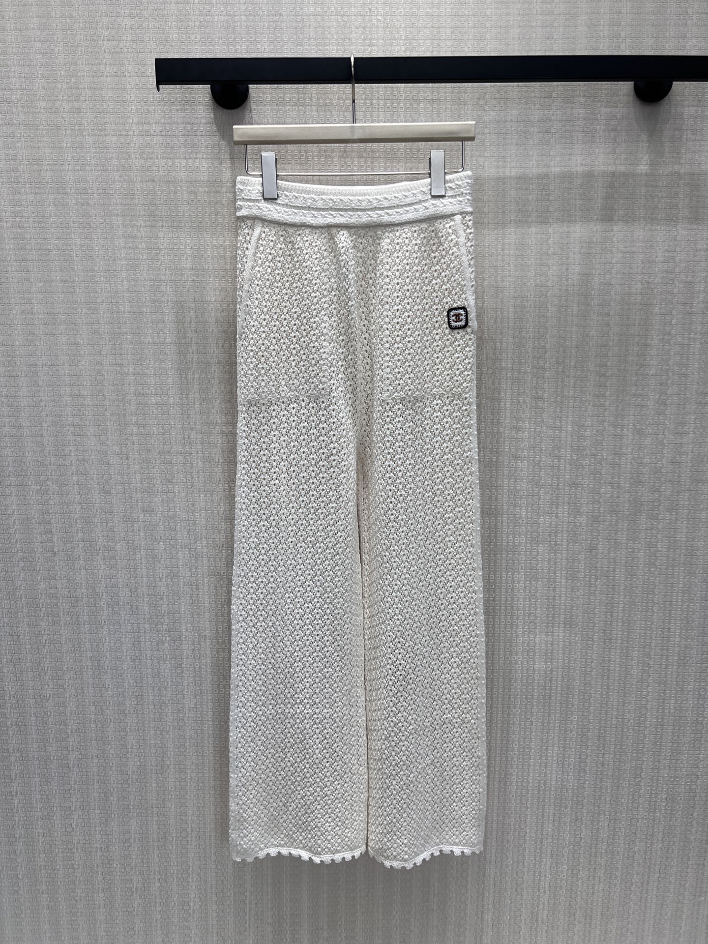 NO:878162,26 spring and summer new suit series  The hollow knitted fabric in apricot tones has a lazy French texture. The Polo lapels are paired with wavy raw edges. The fine mesh texture is breathable and light. The exquisite small labels hide the detailed style. The same fabric is divided into three items: short-sleeved tops, wide-leg trousers, and A-line skirts. The complete set is comfortable and easy to wear.  It can be mixed and matched to create its own style. The soft yarn combines comfort and drape, and has a relaxed atmosphere. It is suitable for vacation travel and daily commuting. It is gentle and elegant, and can be easily worn with a lazy and noble atmosphere. Ready for sale sml, skirts, T-shirt,1986090926春夏新款套装系列 奶杏调镂空针织织就慵懒法式质感,Polo翻领搭配波浪毛边,细碎网眼肌理透气轻盈,精巧小标暗藏细节格调.同面料分短袖上衣、阔腿长裤、A字半裙三款单品,成套穿搭舒展随性,拆分混搭也自成风格.松软纱线兼顾舒适与垂坠,自带松弛氛围感,适配度假出行与日常通勤,温柔雅致,轻松拿捏慵懒显贵的氛围感穿搭.现货出售smL,,skirts,T-shirt,,Women's clothing