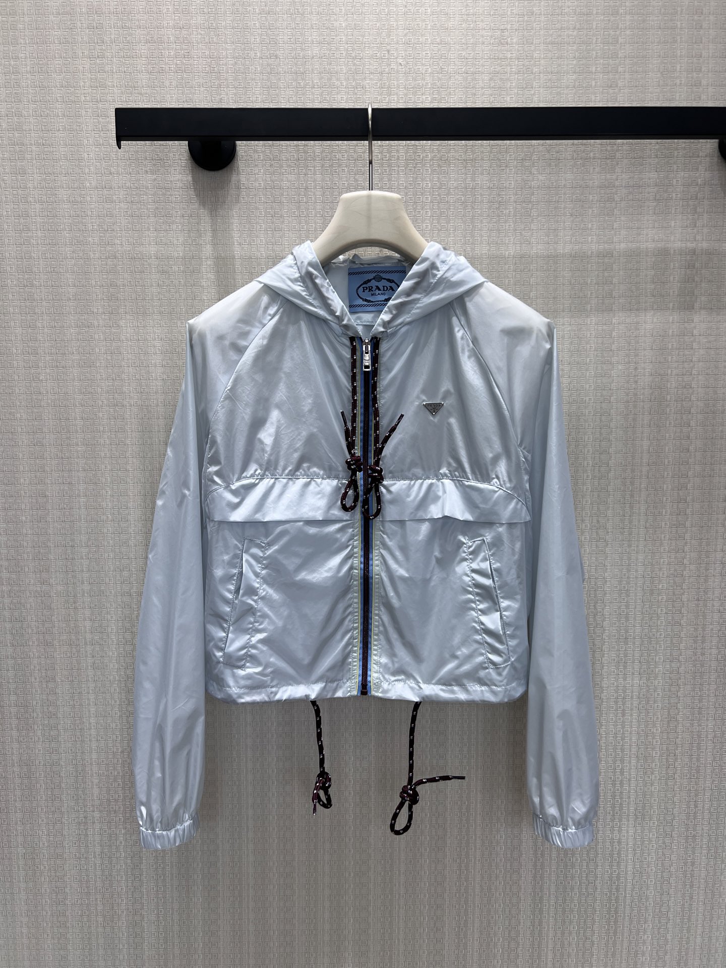 NO:878156,26 Spring and Summer New Style The romance of Pra** is hidden in the details of this sun protection jacket. Ice-like breathable fabric makes summer travel hassle-free. Triangle logo + contrasting color drawstring, simple but not simple. Short hooded design, lazy and casual. One piece unlocks N kinds of outfits. The light luxury and versatile king in the wardrobe is available for sale at smL, prada, hats,1986090926春夏新款 Pra**的浪漫,藏在这件防晒衣的细节里冰感透气面料,夏日出行毫无负担三角标logo+撞色抽绳,简约不简单 短款连帽设计,慵懒又随性 一件解锁N种穿搭,衣柜里的轻奢百搭王现货出售smL,,prada,hats,,Women's clothing