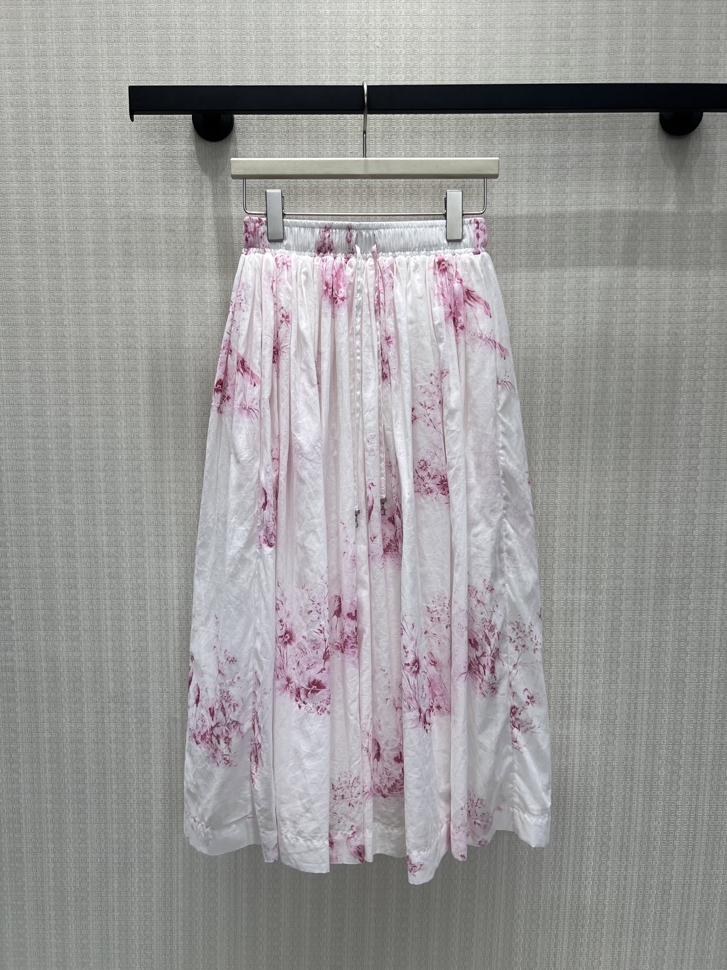NO:878159,26 spring and summer new products  The skirt is smudged with flowers in ink and pink tones on a white background. The freehand printing brings a gentle poetry, with various shades of rose red, just like the smudged skirt of sunset cherry blossoms in spring. The elasticated drawstring waist is casual and can be tightened to fit the waistline at will. The large pleats are naturally draped and elegant when walking.  Smart. The pleated texture fabric is light and breathable, with a lazy and relaxed texture. It is suitable for all kinds of solid color knitted and cotton and linen tops. It can easily create a gentle and fairy-like atmosphere for daily travel or outings in the suburbs. Ready for sale smL,,skirts,1986090926春夏新品 半裙白底晕染水墨粉调花卉,写意印花自带温柔诗意,深浅玫红错落铺陈,宛如春日落樱晕染裙身.松紧抽绳腰头随性自在,可随心收束贴合腰线,大褶阔摆自然垂坠,走动间飘逸灵动.褶皱肌理面料轻薄透气,自带慵懒松弛质感,适配各类纯色针织与棉麻上衣,日常出行或是近郊出游,轻松营造温婉仙气的氛围感穿搭.现货出售smL,,skirts,,Women's clothing