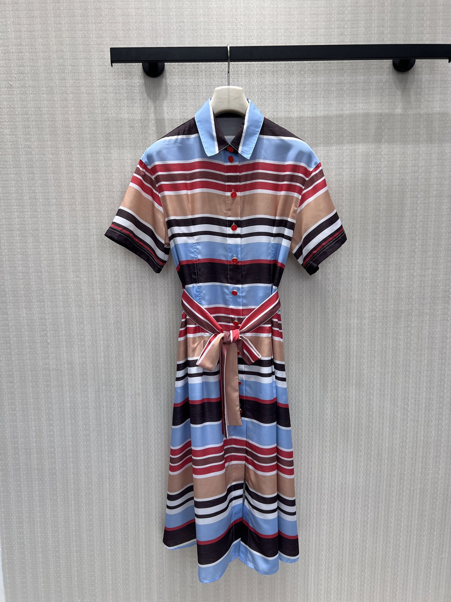 NO:878147,26 new spring and summer dresses  Contrasting color stripes blend with French retro heritage, the lapel shirt style has a neat aura, and the single row of buttons connects the classic details. The same-color belt cinches the waistline and accurately divides the body proportions. The large skirt drapes casually, and the side slits hide a smart and delicate look. The neat short sleeves are suitable for spring and summer.  In season, the smooth fabric has both drape and texture. Paired with pointed high heels, it brings a retro and modern atmosphere. Walking on the street shows an elegant accent. It is easy to wear big-name style for daily life or outing. Ready for sale smL,,skirts,shirts,T-shirt,1986090926春夏新品连衣裙 撞色条纹糅合法式复古底蕴,翻领衬衫版型自带利落气场,单排纽扣串联经典细节.同色系腰带收束腰线,精准划分身材比例,大摆裙身随性垂坠,侧边开衩暗藏灵动小心机.利落短袖适配春夏时节,顺滑面料兼具垂坠与质感,搭配尖头高跟自带复古摩登氛围,漫步街头尽显优雅腔调,日常或出游都轻松穿出大牌风范现货出售smL,,skirts,shirts,T-shirt,,Women's clothing