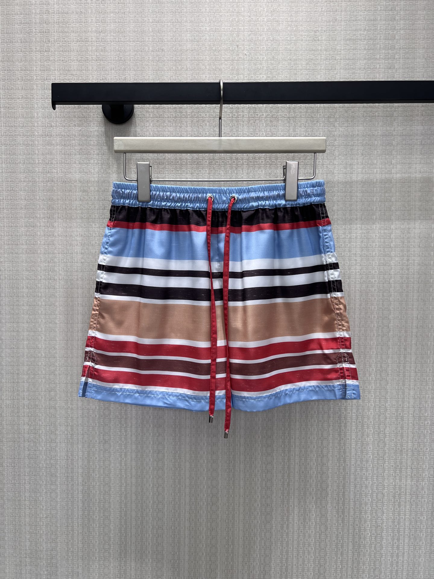 NO:878150,26 spring and summer new product set  Contrasting horizontal stripes outline a retro French tone, with delicate contrasting layers of warm brown, ice blue and burgundy. The smooth drape fabric is selected to bring a soft light texture. The stand-up collar is half-platformed with vermilion buttons, and the exquisite brand logo embellishes the details of the body. It is divided into short sleeves, long sleeves, shorts, and trousers.  Product. The loose off-shoulder cut accommodates various body shapes. The bottoms of the same fabric have a neat and slim fit. They are great when worn alone or mixed and matched. You can switch between them at will for commuting and vacation, and easily wear a retro, light and luxurious lazy and high-end atmosphere. Ready for sale sml, shorts, T-shirt,1986090926春夏新品套装 撞色横条勾勒复古法式调性,暖棕、冰蓝与酒红撞色层次细腻,甄选顺滑垂坠面料自带柔光质感.立领半开襟搭配朱红排扣,精巧品牌徽标点缀衣身细节,分短袖、长袖、短裤、长裤成套单品.宽松落肩剪裁包容各种身形,同面料下装版型利落显瘦,单穿混搭皆出彩,通勤度假随心切换,轻松穿出复古轻奢的慵懒高级氛围.现货出售smL,,shorts,T-shirt,,Women's clothing