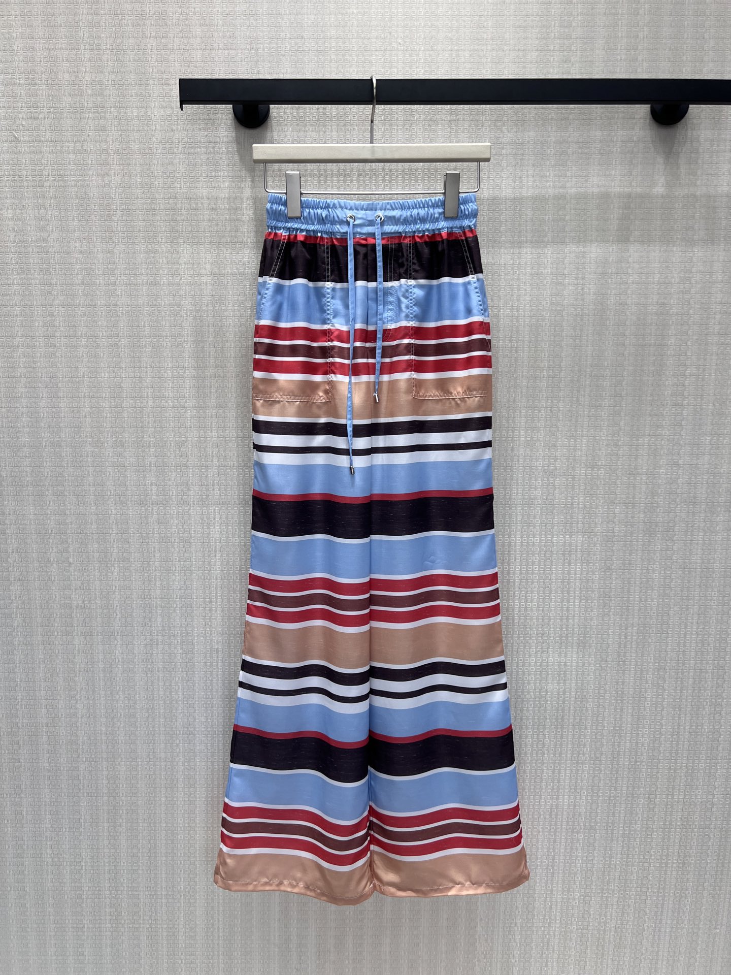 NO:878167,26 spring and summer new product set  Contrasting horizontal stripes outline a retro French tone, with delicate contrasting layers of warm brown, ice blue and burgundy. The smooth drape fabric is selected to bring a soft light texture. The stand-up collar is half-platformed with vermilion buttons, and the exquisite brand logo embellishes the details of the body. It is divided into short sleeves, long sleeves, shorts, and trousers.  Product. The loose off-shoulder cut accommodates various body shapes. The bottoms of the same fabric have a neat and slim fit. They are great when worn alone or mixed and matched. You can switch between them at will for commuting and vacation, and easily wear a retro, light and luxurious lazy and high-end atmosphere. Ready for sale sml, shorts, T-shirt,1986090926春夏新品套装 撞色横条勾勒复古法式调性,暖棕、冰蓝与酒红撞色层次细腻,甄选顺滑垂坠面料自带柔光质感.立领半开襟搭配朱红排扣,精巧品牌徽标点缀衣身细节,分短袖、长袖、短裤、长裤成套单品.宽松落肩剪裁包容各种身形,同面料下装版型利落显瘦,单穿混搭皆出彩,通勤度假随心切换,轻松穿出复古轻奢的慵懒高级氛围.现货出售smL,,shorts,T-shirt,,Women's clothing