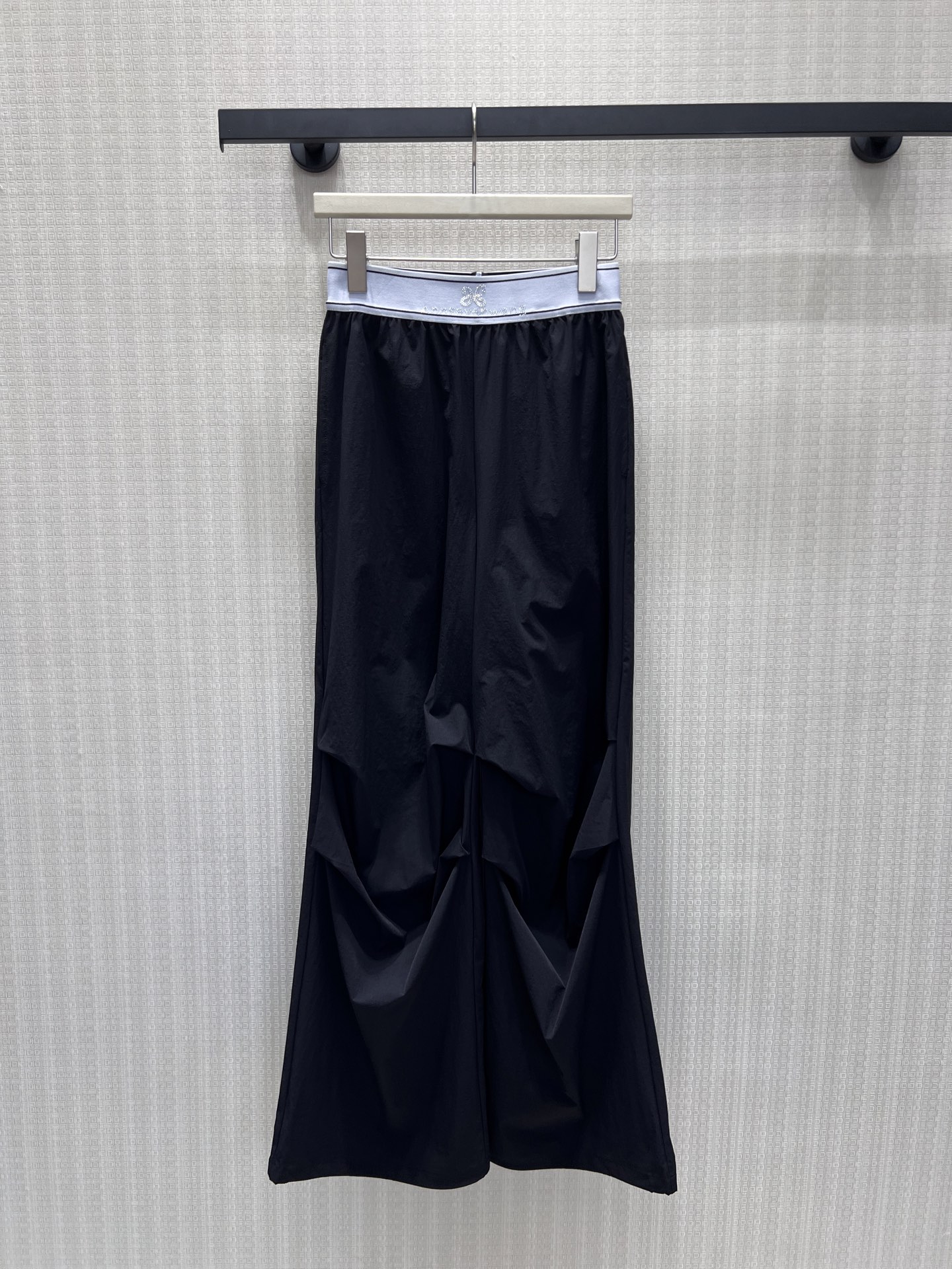 NO:878182,26 new spring and summer casual pants. The black and white contrasting waistband breaks the monotony of pure white. The embroidered letter logo is low-key and elegant, highlighting the texture of ready-made clothes. The dry and anti-wrinkle fabric is selected, the upper body is light and not close to the body, and the naturally hanging wide-leg pants accommodate the problem of hip width and thick legs. The legs are hand-kneaded to add layer of design, casual and lazy without losing the lines. It is suitable for daily commuting and leisure travel, and is an easy and effortless high-end outfit. Ready for sale smL,,1986090926春夏新品 休闲裤 黑白撞色腰头打破纯白单调,刺绣字母logo低调考究,凸显成衣质感.优选干爽抗皱面料,上身轻盈不贴身,自然垂落的阔腿裤管包容胯宽、腿粗问题.腿部手工捏褶增添设计层次,随性慵懒又不失利落线条.日常通勤、休闲出游都适配,轻松拿捏不费力的高级穿搭.现货出售smL,,,Women's clothing