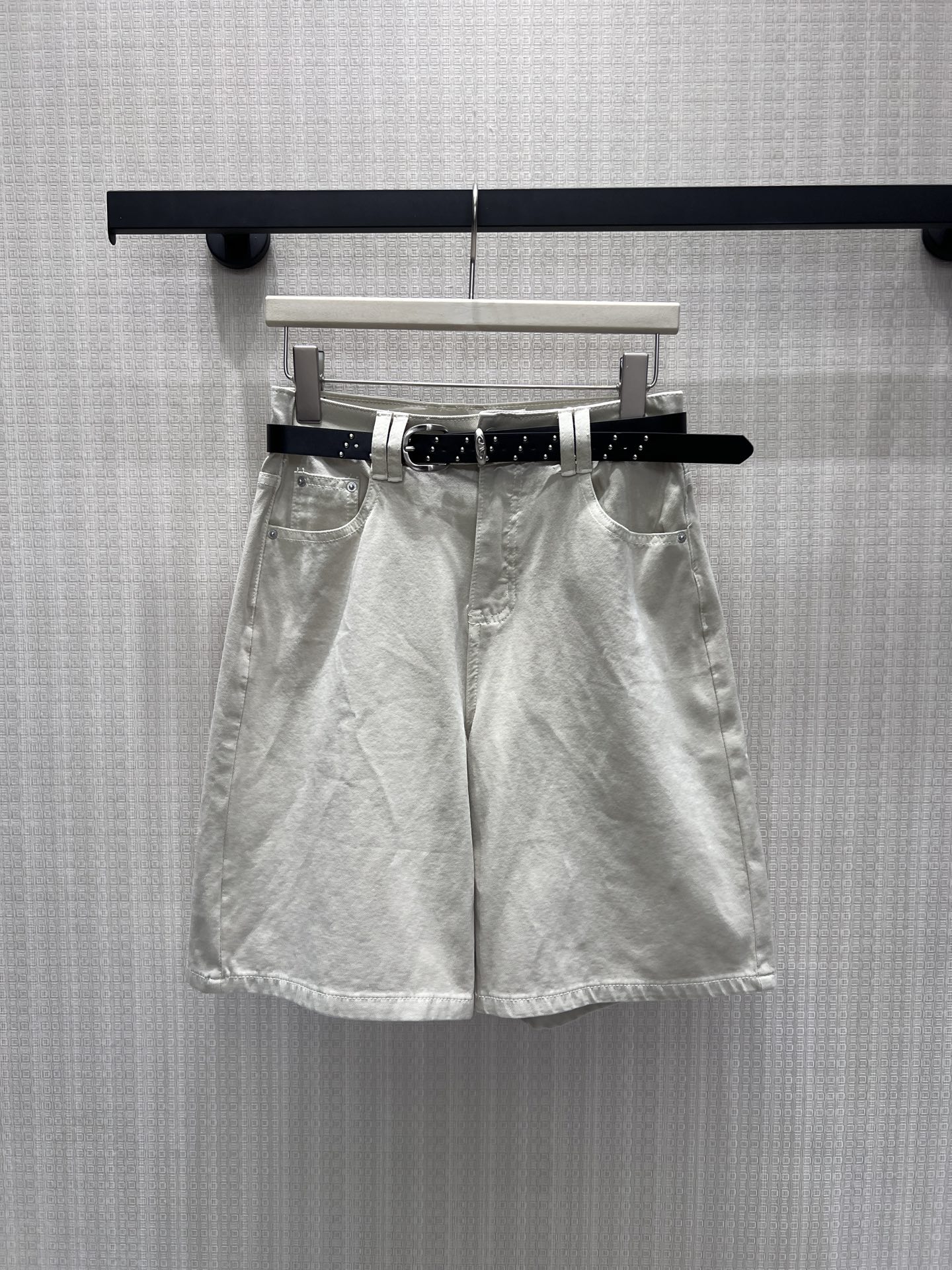 NO:879033,26 new spring and summer shorts, high-waisted cut and neat waistline, five-point wide-leg version that is gentle and tolerant of all leg shapes, paired with a customized black belt, effortlessly outlines neat lines like haute couture. The matte denim fabric is soft but not slumped, pure and clean in white, without redundant design but with its own texture, supporting the possibility of wearing for half a summer, it is a high-end item that will never go out of style in the wardrobe. Ready for sale smL,, shorts,1986090926春夏新款 短裤 高腰剪裁利落收束腰线,五分阔腿版型温柔包容所有腿型,搭配定制黑腰带,不费力勾勒出高定般的利落线条.哑光牛仔面料软而不塌,白得纯粹干净,无冗余设计却自带质感,撑起半个夏天的穿搭可能性,是衣橱里永不过时的高级感单品.现货出售smL,,shorts,,Women's clothing