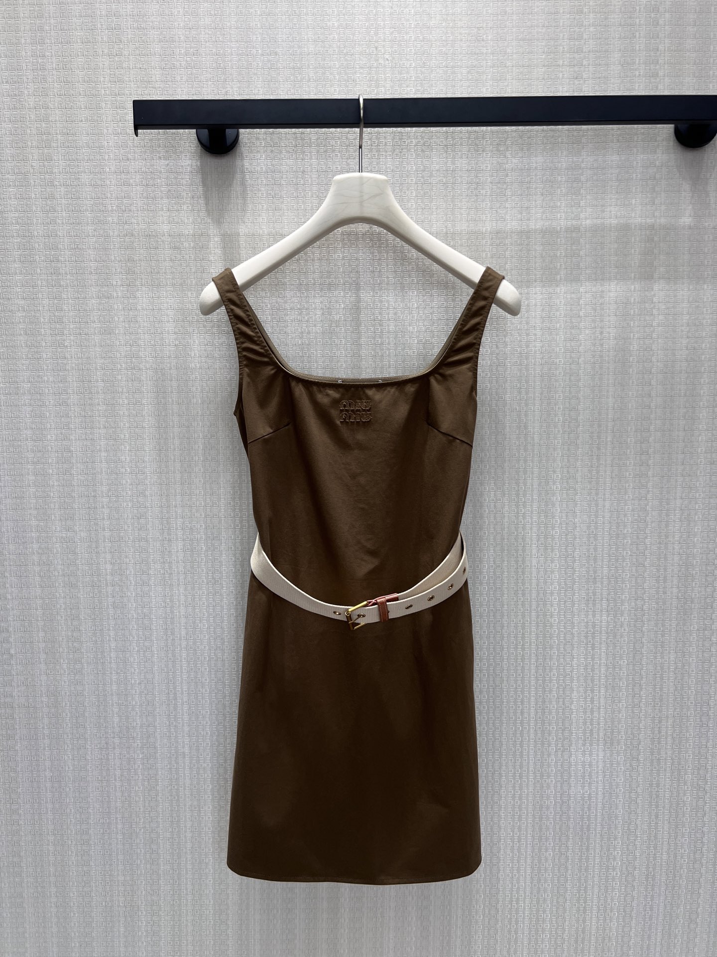 NO:878149,Miu* 26Ss new spring and summer mini dress with logo and belt | Exclusively developed by yb!  Top quality production!  This season's must-have retro workwear-style item is made of crisp cotton fabric to create a neat silhouette. The wide shoulder straps and square collar design just expose the collarbone line, which is casual and slim. The embossed logo on the chest low-key highlights the brand identity, and the wide belt of the same color tightens the waistline, instantly optimizing the body proportions and making the skirt more structured. Available now in S/M/L,, miumiu, skirts,19860909Miu* 26Ss春夏新款 徽标和腰带饰迷你连衣裙丨独家yb开发！顶级高版出品！本季必入的复古工装风单品,以挺括棉质面料打造利落廓形,宽肩带与方领设计恰好露出锁骨线条,随性又显瘦.胸前压纹徽标低调彰显品牌身份,同色系宽腰带收束腰线,瞬间优化身材比例,让裙身更具结构感.现货发售S/M/L,,miumiu,skirts,,Women's clothing