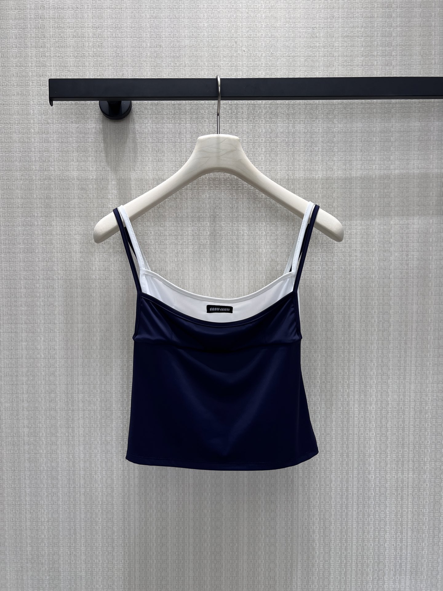 NO:878190,Miu** contrast color series replica dress and vest from the same series  Classic color matching aesthetics, navy contrasting with white edges outlines the tone of a French girl. The delicate icy knitted fabric is smooth and skin-friendly, with a soft drape. The double-layer spaghetti straps modify the shoulder and neck lines, and the small brand mark on the neckline is a low-key finishing touch. The slim and short version is just right.  The waistline is cinched at all times. Wear it alone to imitate the refreshing atmosphere of the girl group. It can be matched with the skirts and dresses of the same series. It has a retro college feel. It can be worn inside or outside in spring and summer to show a noble look. Ready for sale smL,, miumiu, skirts,19860909Miu**系撞色系列 复刻同系列连衣裙跟背心 经典配色美学,藏青撞白边勾勒法式少女基调.细腻冰感针织面料顺滑亲肤,自带柔和垂坠度,双层细肩带修饰肩颈线条,领口品牌小标低调点睛.修身短款版型恰到好处收束腰线,单穿复刻女团清爽氛围,和同系列半裙、连衣裙随心成套,复古学院感拉满,春夏内搭外穿皆显贵气.现货出售smL,,miumiu,skirts,,Women's clothing
