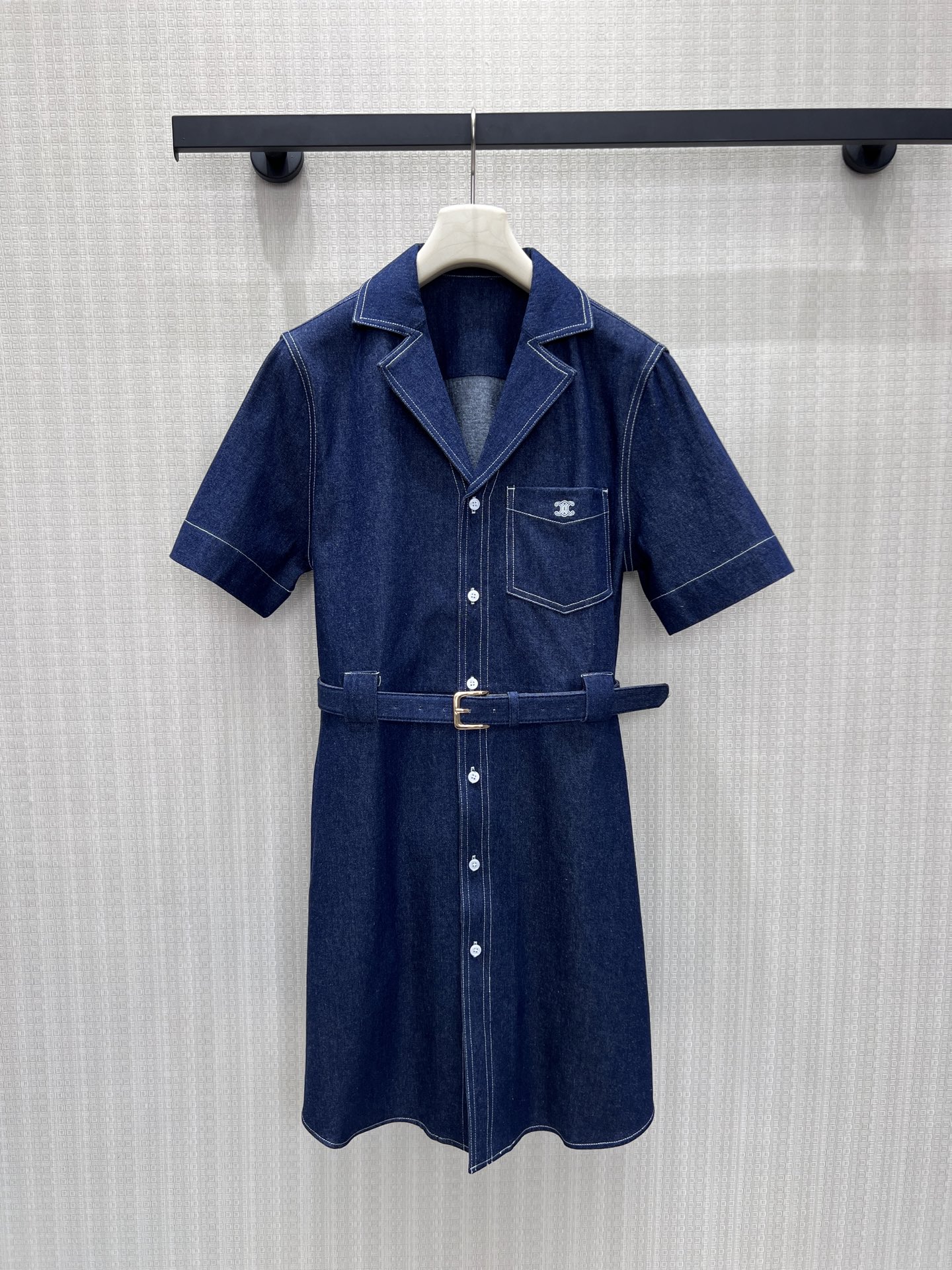 NO:878178,26 new spring and summer denim dress. Delicate topstitching technology hides ingenious details. The metal logo on the pocket is a low-key brand reminder. The original belt accurately cinches the waist, and the straight skirt accommodates all body shapes. The retro denim fabric is both stiff and soft. It can be easily worn for daily shopping and afternoon tea. It is the first choice for effortless high-end wear. Ready for sale smL,,skirts,1986090926春夏新品 牛仔连衣裙 细腻明线工艺暗藏匠心细节.口袋金属徽标是低调的品牌小心机,原配皮带精准束出小蛮腰,直筒裙型包容各类身形.复古牛仔面料兼具挺括与柔软,日常逛街、下午茶轻松穿出显贵氛围感,不费力的高级感穿搭首选.现货出售smL,,skirts,,Women's clothing