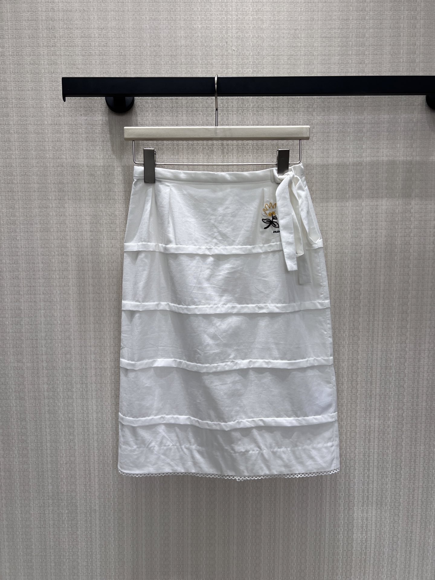 NO:890188,26 new spring and summer Miu skirt. Layered quilting outlines the girlish silhouette. The side waist bow ties a romantic little thought. The lace at the hem hides just the right amount of cuteness. Simple and clean white tone, with embroidered logo, combines French elegance with sweet college elements. It is a gentle shirt suitable for daily commuting and dating, with an easy and effortless sense of sophistication. Ready for sale smL,, miumiu, skirts,1986090926春夏新品 Miu 半裙 分层绗缝勾勒少女感轮廓,侧腰蝴蝶结系住浪漫小心思,下摆蕾丝边藏着恰到好处的娇俏.简约干净的白调,搭配刺绣标识,将法式优雅与学院甜美元素揉合,是日常通勤与约会都适配的温柔战袍,轻松拿捏不费力的精致感.现货出售smL,,miumiu,skirts,,Women's clothing