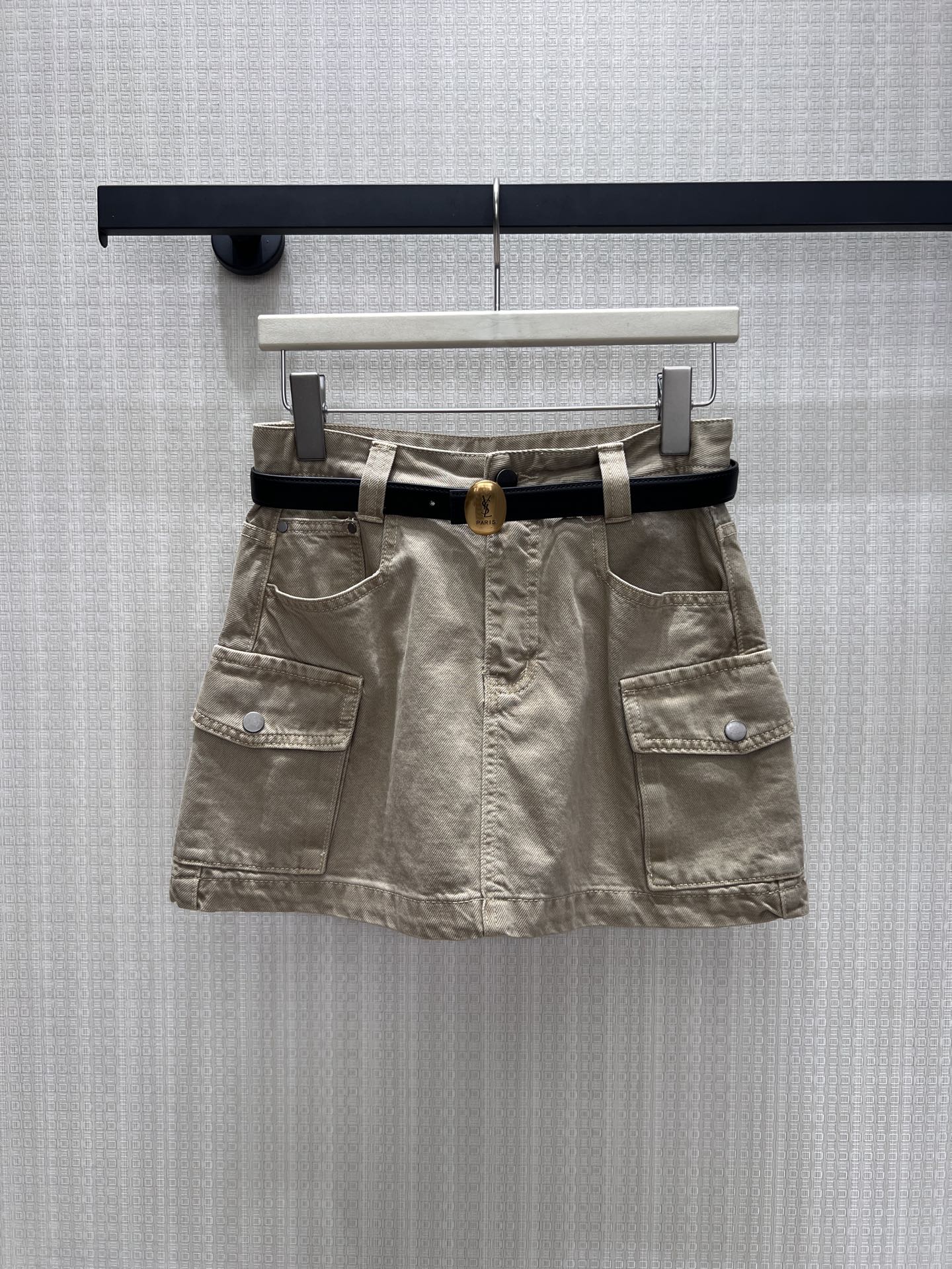NO:879024,26 spring and summer new skirt. The neat workwear-style short skirt has a neat aura. The double three-dimensional pocket design replicates the details of retro workwear. It is matched with the same series of gold buckle belts to accurately raise the waistline and optimize the body proportions. The soft and stylish cotton-like fabric is both comfortable and stiff. The white and khaki two-color suit a variety of styles. It is a versatile item that is elegant and stylish in the hot girl's wardrobe. Ready for sale smL,,skirts,1986090926春夏新款半裙 利落工装风短裙自带利落气场,双立体口袋设计复刻复古工装细节,搭配同系列金扣腰带精准拉高腰线,优化身材比例.软而有型的棉感面料,兼顾舒适与挺括,白与卡其双色适配多种风格,是辣妹衣橱里又A又飒的百搭单品.现货出售smL,,skirts,,Women's clothing