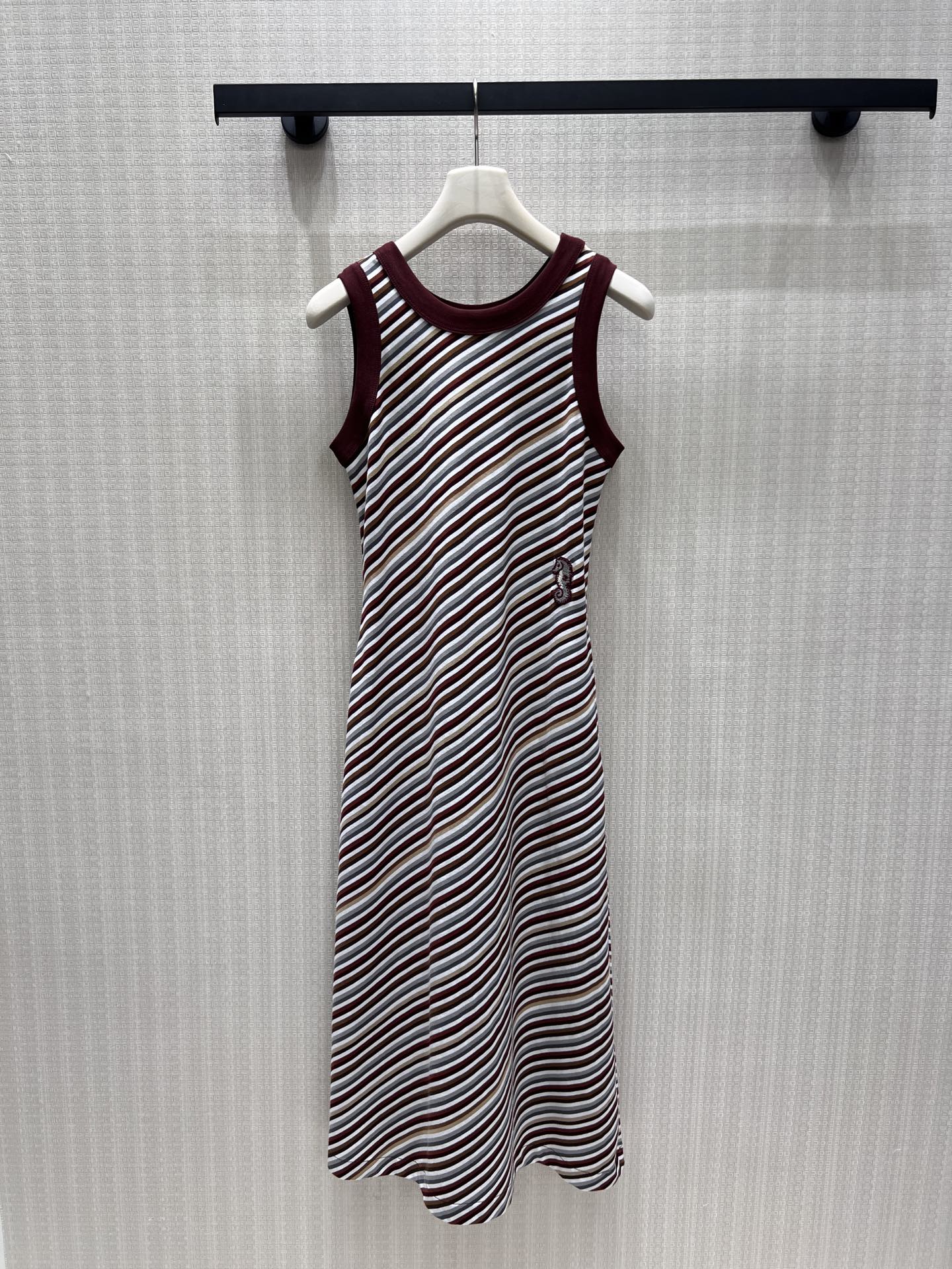 NO:878482,26 spring and summer new products  Xiaoxiang style retro twill knit sleeveless long skirt, burgundy contrasting round neckline outlines the delicate shoulder line, staggered contrasting diagonal stripes bring a retro atmosphere. Delicate elastic knitted fabric is close to the body and draped, and the exquisite embroidered logo on the side hides the brand details, A letter  The pose is casual and stretchable, and can modify the body shape. It is suitable for both leisure and commuting. It is simple and high-end when worn alone. It is full of atmosphere when worn with a small fragrant jacket. It is easy to achieve the French lazy and elegant style. Ready for sale sml, skirts, jackets  & coats,1986090926春夏新品 小香风复古斜纹针织无袖长裙,酒红撞色圆领勾勒精致肩线,错落撞色斜条纹自带复古氛围感.细腻弹力针织面料贴身垂顺,侧边精致刺绣标暗藏品牌细节,A字摆随性舒展、修饰身形.休闲通勤都适配,单穿简约高级,外搭小香外套氛围感拉满,轻松拿捏法式慵懒贵气.现货出售smL,,skirts,jackets & coats,,Women's clothing