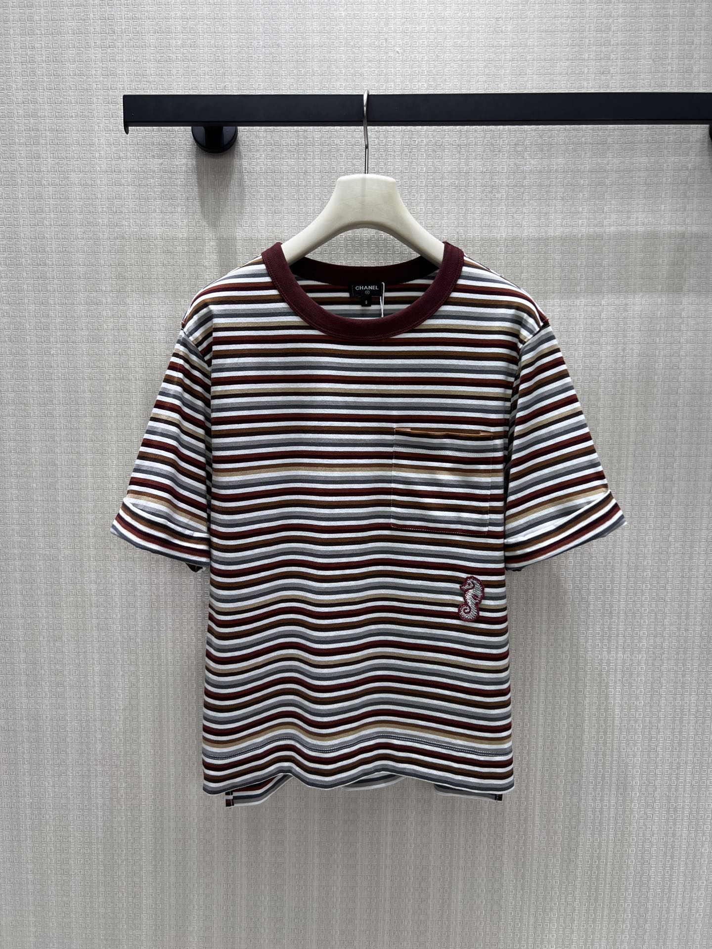 NO:878479,26 spring and summer new products  Cha** retro red and brown contrasting striped T-shirt, blending French lazy style, navy round collar cleverly outlines the neck line, contrasting details enhance sophistication. Selected soft and waxy breathable fabrics, with a relaxed drape texture, exquisite embroidery logo on one side, low-key hidden brand ingenuity. Loose shoulder version  Tolerant of all body types, the red and black pinstripes are retro and eye-catching. They look great when worn alone. Layered with suits and vests, they also add a sense of atmosphere. They are suitable for daily commuting and leisure outings. The classic stripes will never go out of style. Ready for sale sml, tees, t-shirt, business  suit,1986090926春夏新品 Cha**复古红棕撞色条纹T恤,糅合法式慵懒格调,藏青圆领巧妙勾勒脖颈线条,撞色细节提升精致度.甄选软糯透气面料,自带松弛垂坠质感,单侧精致刺绣标识,低调暗藏品牌巧思.宽松落肩版型包容各类身形,红黑白细条纹复古耐看,单穿随性出彩,叠搭西装马甲亦氛围感拉满,日常通勤与休闲出游都适配,经典条纹永不过时.现货出售smL,,tees，t-shirt,business suit,,Women's clothing