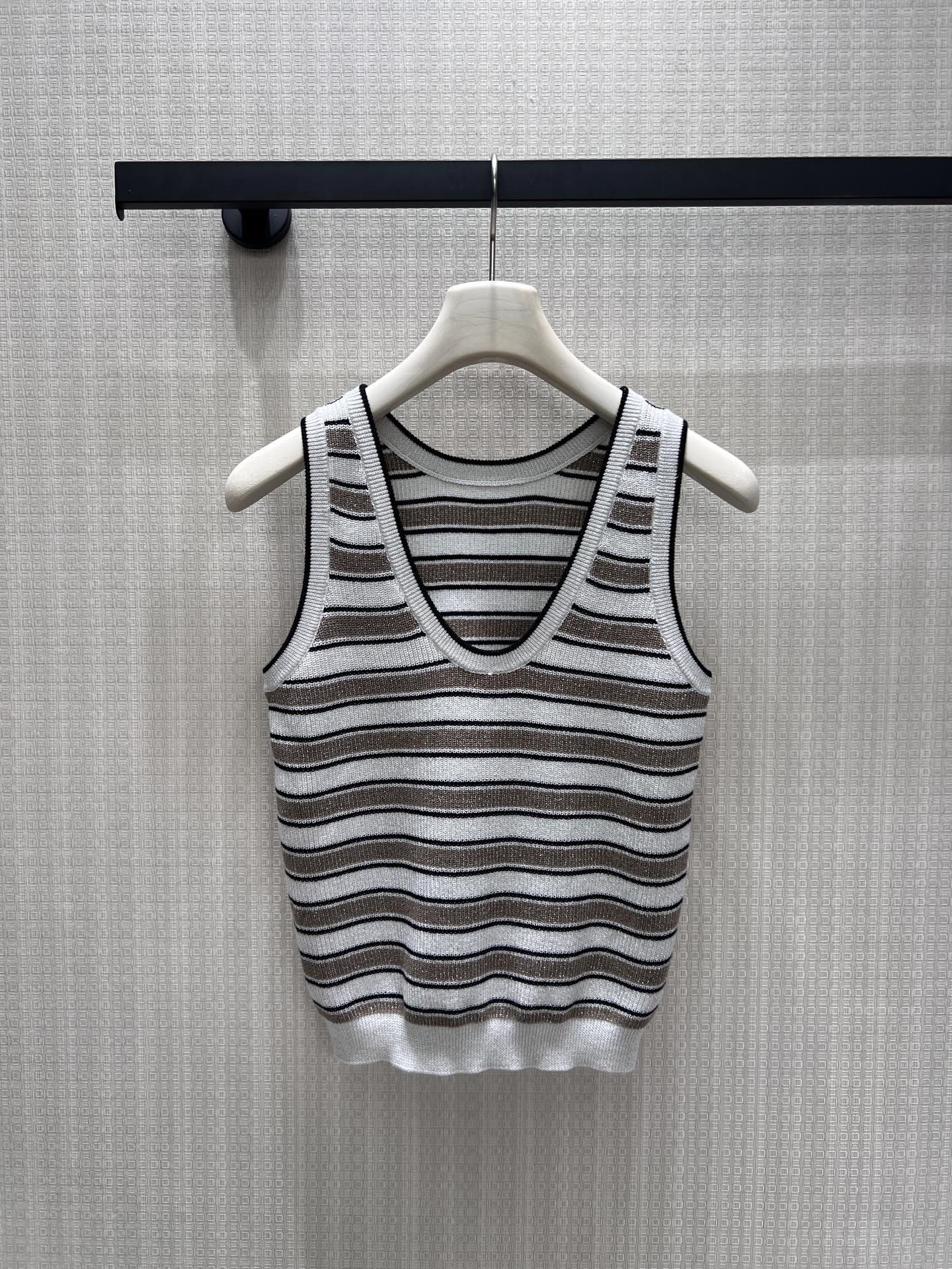 NO:878478,26 spring and summer new styles  BC striped wool knitted vest is made of fine wool blended yarn, mixed with black contrasting horizontal stripes to bring a retro accent. The deep V-neck neatly modifies the neck and shoulder lines, the ribbed edges stabilize the fit, and the short hemline optimizes the body proportions. The fabric is light, breathable, and has a soft and waxy texture. It can be worn alone and relaxed, and it can be worn with layered shirts and long sleeves. It is suitable for retro commuting, and can easily be worn to create a French casual and high-end feel. Ready for sale smL, shirts,1986090926春夏新款 BC条纹羊毛针织背心,甄选细腻羊毛混纺纱线,混咖黑撞色横条纹自带复古腔调.深V领利落修饰颈肩线条,罗纹包边稳固版型,短款收摆优化身材比例.面料轻薄透气兼具软糯质感,单穿随性松弛,叠搭衬衫、长袖皆出彩,复古通勤两相宜,轻松穿出法式随性高级感.现货出售smL,,shirts,,Women's clothing