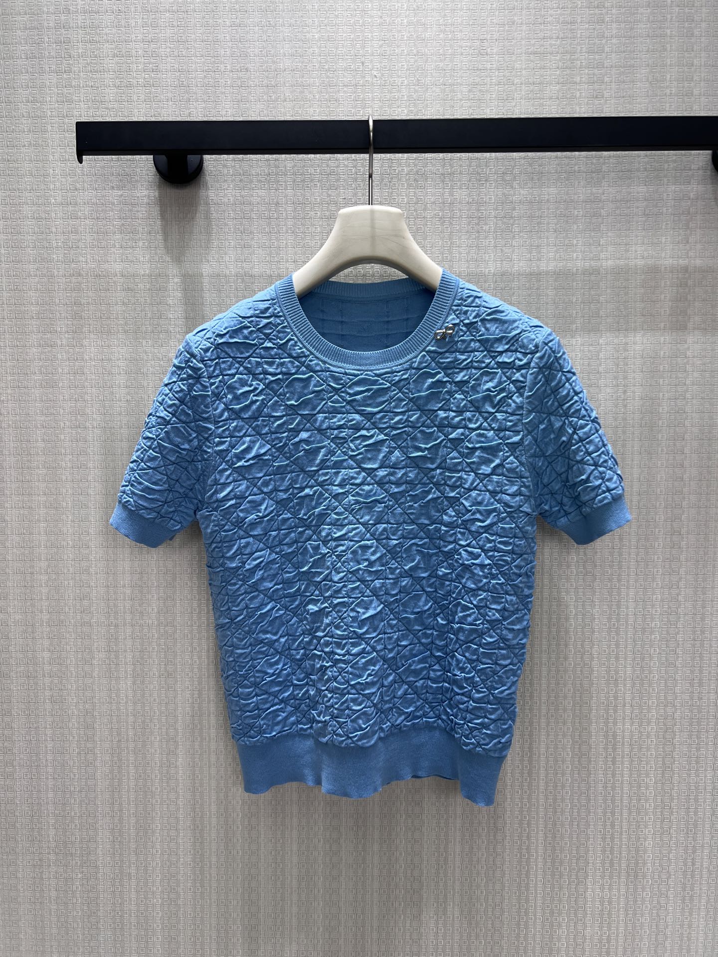 NO:879016,26 new spring and summer short-sleeved sweater Dio** clear ice blue kneaded into the rhombus texture, three-dimensional pleats with layers of light and shadow, full of sophistication. The soft and waxy knitted touch is skin-friendly and breathable, the round neck and ribbed edges outline a neat silhouette, and the metal tag on the collar hides the details. It is a high-end item with a refreshing filter in the summer, suitable for a variety of wearing scenarios. Ready for sale smL, dior, sweaters, T-shirt,1986090926春夏新品 短袖毛衣 Dio**清透冰蓝揉进菱格肌理,立体褶皱自带光影层次,将精致感拉满.软糯针织触感亲肤透气,圆领与罗纹收边勾勒利落版型,领口金属小标暗藏细节,是夏日里自带清爽滤镜,适配多种穿搭场景的高级感单品.现货出售smL,,dior,sweaters,T-shirt,,Women's clothing