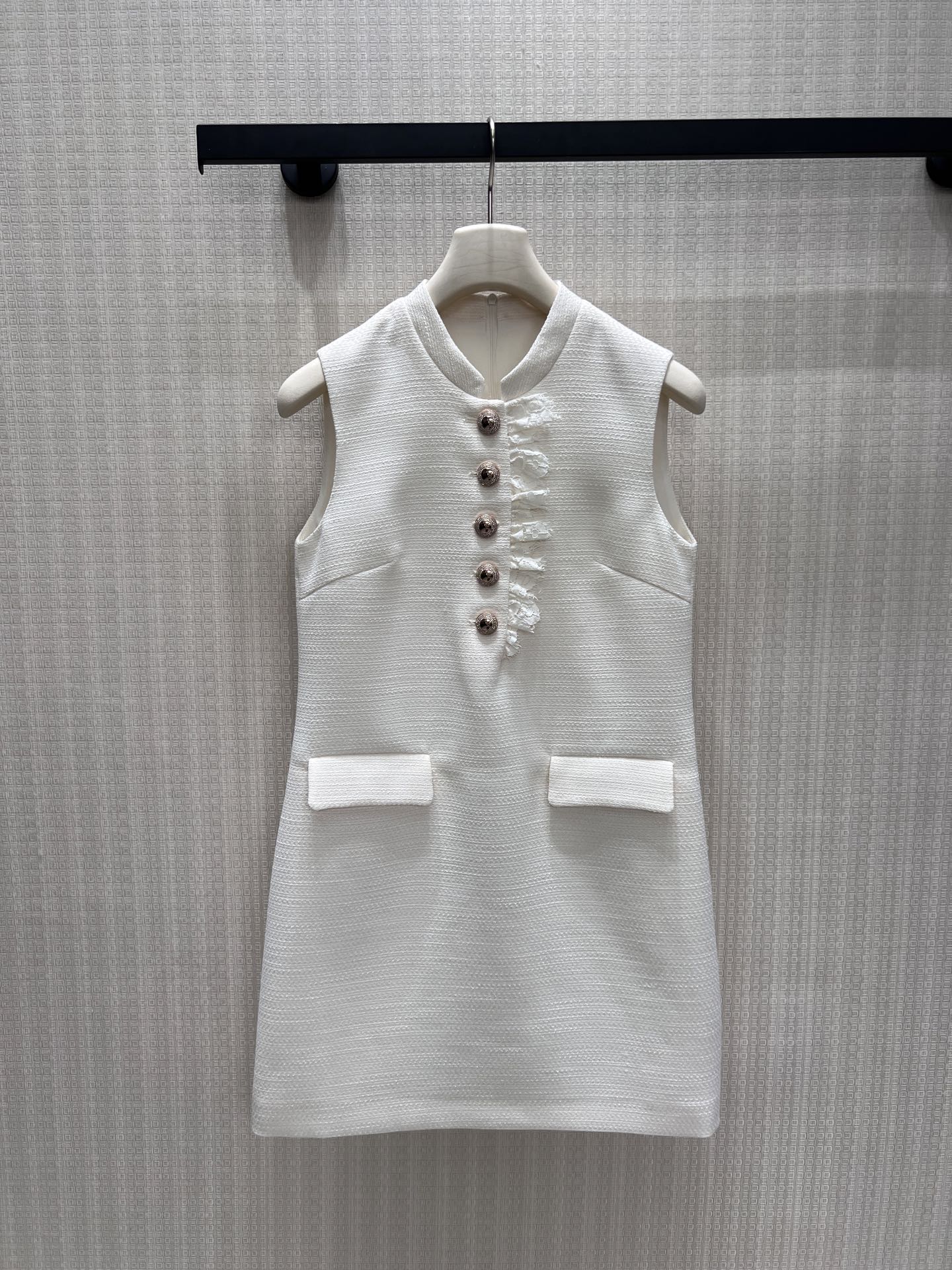 NO:878460,26 new spring and summer sP dress  It has a noble texture, the stand-up collar and sleeveless cut neatly modify the shoulder and neck lines, the metal round buckle connects the retro style, and the double pocket details hide the ingenuity. Walking in the urban streets, the soft light falls on the woven texture of the fabric, eliminating the complexity and redundancy, wearing simplicity and elegance on the body. It is not deliberately flamboyant, but has a ladylike atmosphere. It is suitable for daily outings or light business occasions, interpreting just the right level of sophistication and relaxation. Ready for sale smL, skirts,1986090926春夏新品 sP 连衣裙 自带贵气肌理,立领无袖剪裁利落修饰肩颈线条,金属圆扣串联复古格调,双口袋细节暗藏匠心.行走在都市街巷,柔光落于面料编织纹路,褪去繁杂冗余,把简约优雅穿在身上.不刻意张扬,却自带大小姐氛围感,日常出街或轻商务场合都适配,诠释恰到好处的精致松弛.现货出售smL,,skirts,,Women's clothing