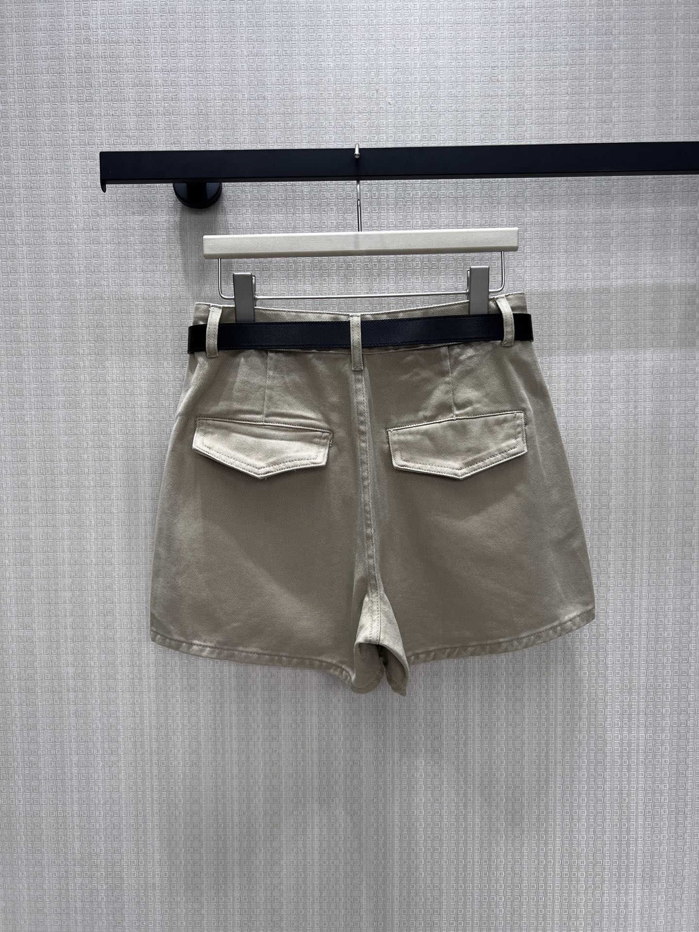 NO:879036,26 new spring and summer shorts, a relaxed narrative in khaki tone, outlines the summer texture with neat tailoring. The high-waist silhouette modifies the waist-to-hip ratio, and the short design neatly shows the legs. It is paired with a black belt with a gold buckle, injecting exquisite details into minimalism. The soft and sinewy fabric has a matte texture, not soft or bloated, and is suitable for all styles with low-saturated and gentle tones, quietly supporting the high-end sense of daily wear. Ready in stock smL, shorts,1986090926春夏新品短裤 卡其调的松弛叙事,以利落剪裁勾勒夏日质感.高腰廓形修饰腰臀比例,短款设计利落显腿,搭配带金扣的黑色腰带,在极简中注入精致细节.软而有筋骨的面料自带哑光质感,不软塌、不臃肿,以低饱和的温柔色调适配所有风格,不动声色撑起日常穿搭的高级感.现货smL,,shorts,,Women's clothing