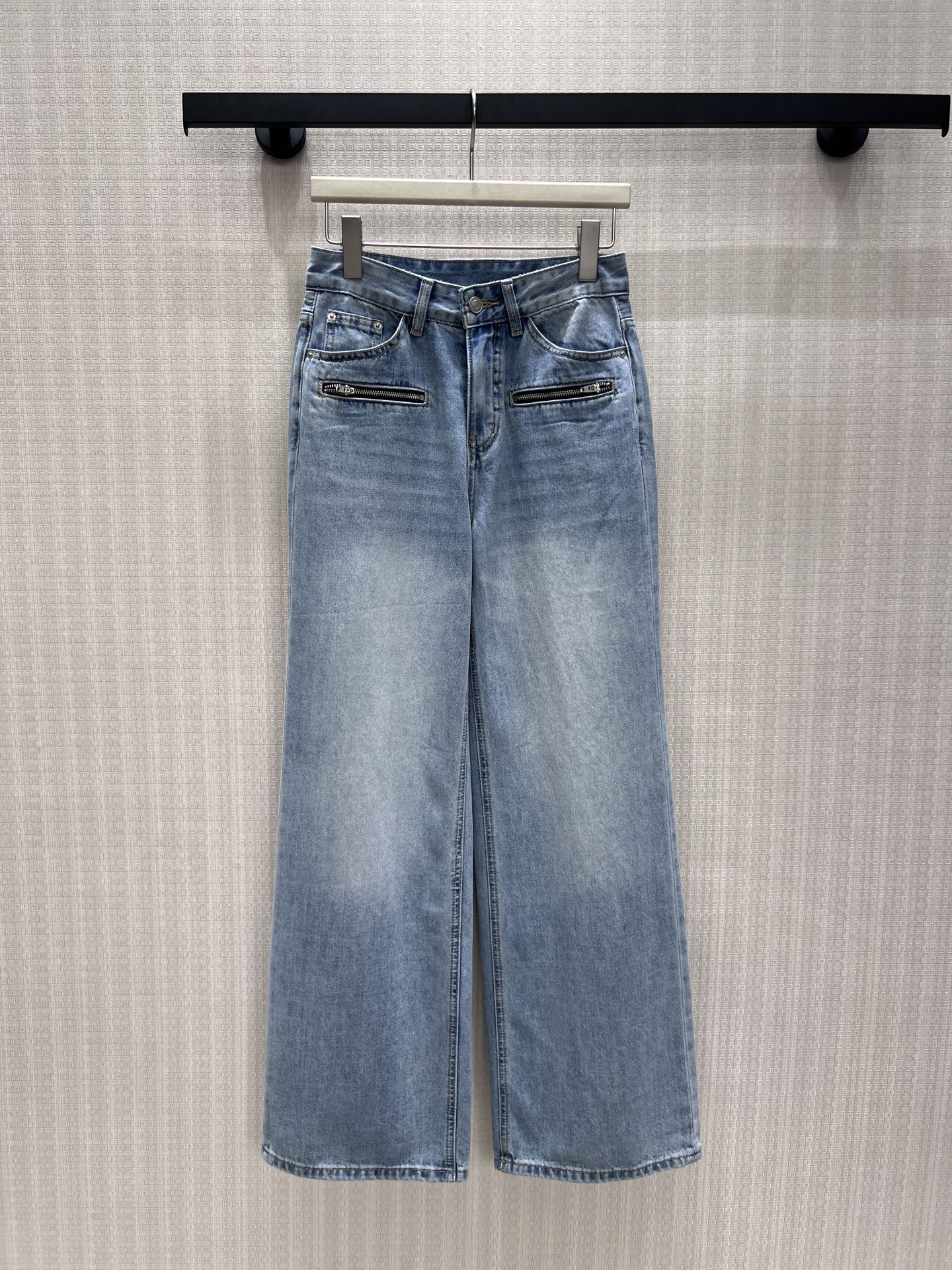 NO:879030,26 new spring and summer jeans are washed in light blue to replicate the relaxed aesthetics of denim. The high-waisted wide-leg cut accommodates all leg types and has a cool aura. The metal zipper pocket on the front is the finishing touch, breaking the monotony and injecting a sharp edge. The soft but not collapsed fabric has an excellent drape, and has a casual atmosphere when walking, giving daily wear a quiet high-end texture. Ready for sale smL,,jeans,1986090926春夏新品牛仔裤 以浅蓝水洗复刻丹宁的松弛美学,高腰阔腿剪裁包容所有腿型,自带清冷气场.前襟金属拉链口袋是点睛之笔,打破单调注入利落锋芒.软而不塌的面料垂坠感绝佳,行走间自带随性氛围感,让日常穿搭也藏着不动声色的高级质感.现货出售 smL,,jeans,,Women's clothing