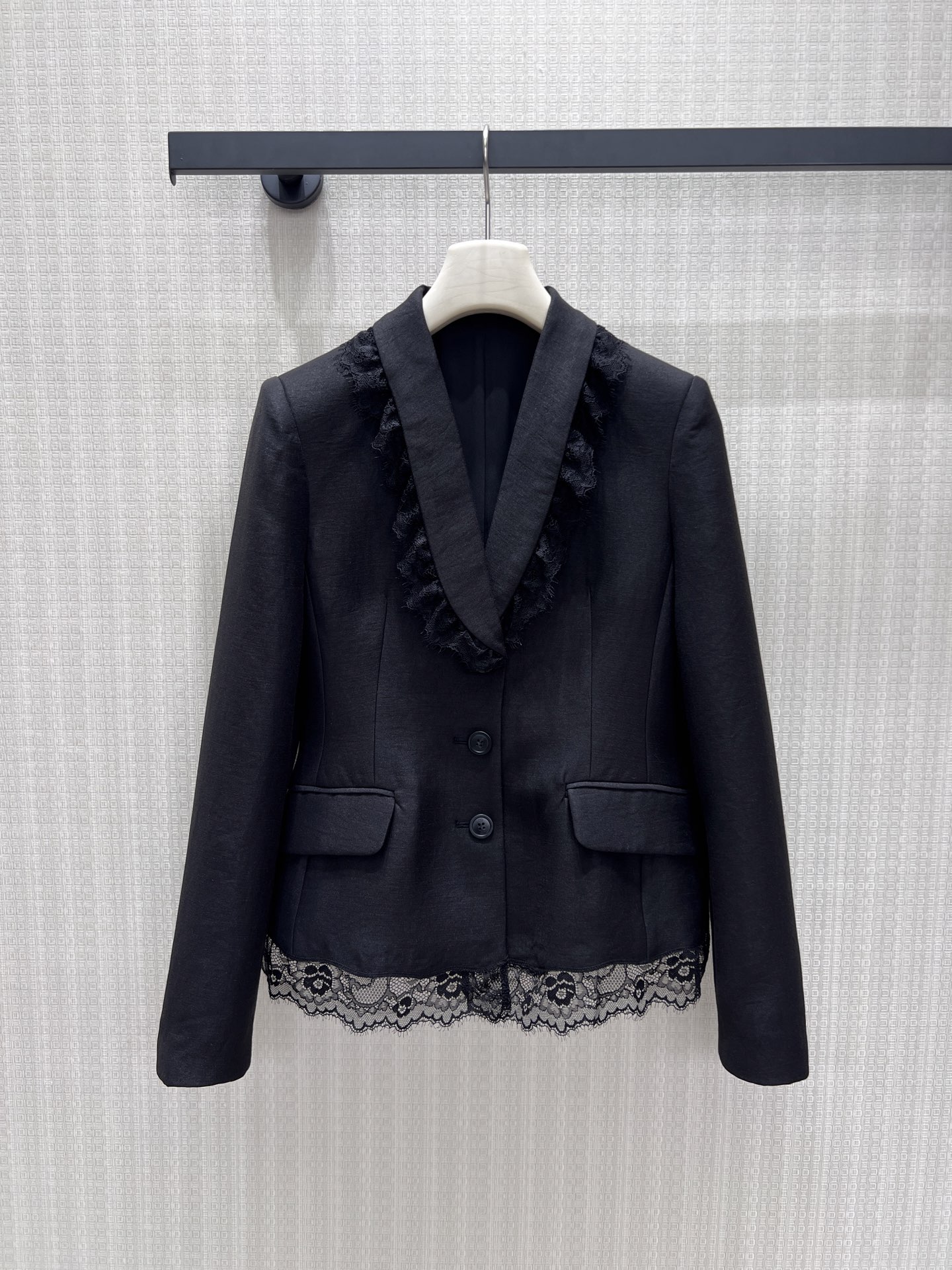 NO:887639,26 spring and summer new suit jacket Dio** black tone suit has an eternal elegant background. It uses lace as a pen to outline a hazy poetic feeling on the collar and hem. The waisted version accurately outlines the female curve, and the stiff shoulder line collides with the soft lace, breaking the stereotyped definition of commuting and interpreting an effortless high-end texture. Ready for sale smL, dior, jackets & coats, business suit,1986090926春夏新品西装外套 Dio**黑调西装是永恒的优雅底色,以蕾丝为笔,在领边与衣摆勾勒出朦胧诗意.收腰版型精准勾勒女性曲线,挺括肩线与柔媚蕾丝碰撞,打破刻板通勤定义,演绎不费力的高阶质感.现货出售smL,,dior,jackets & coats,business suit,,Women's clothing