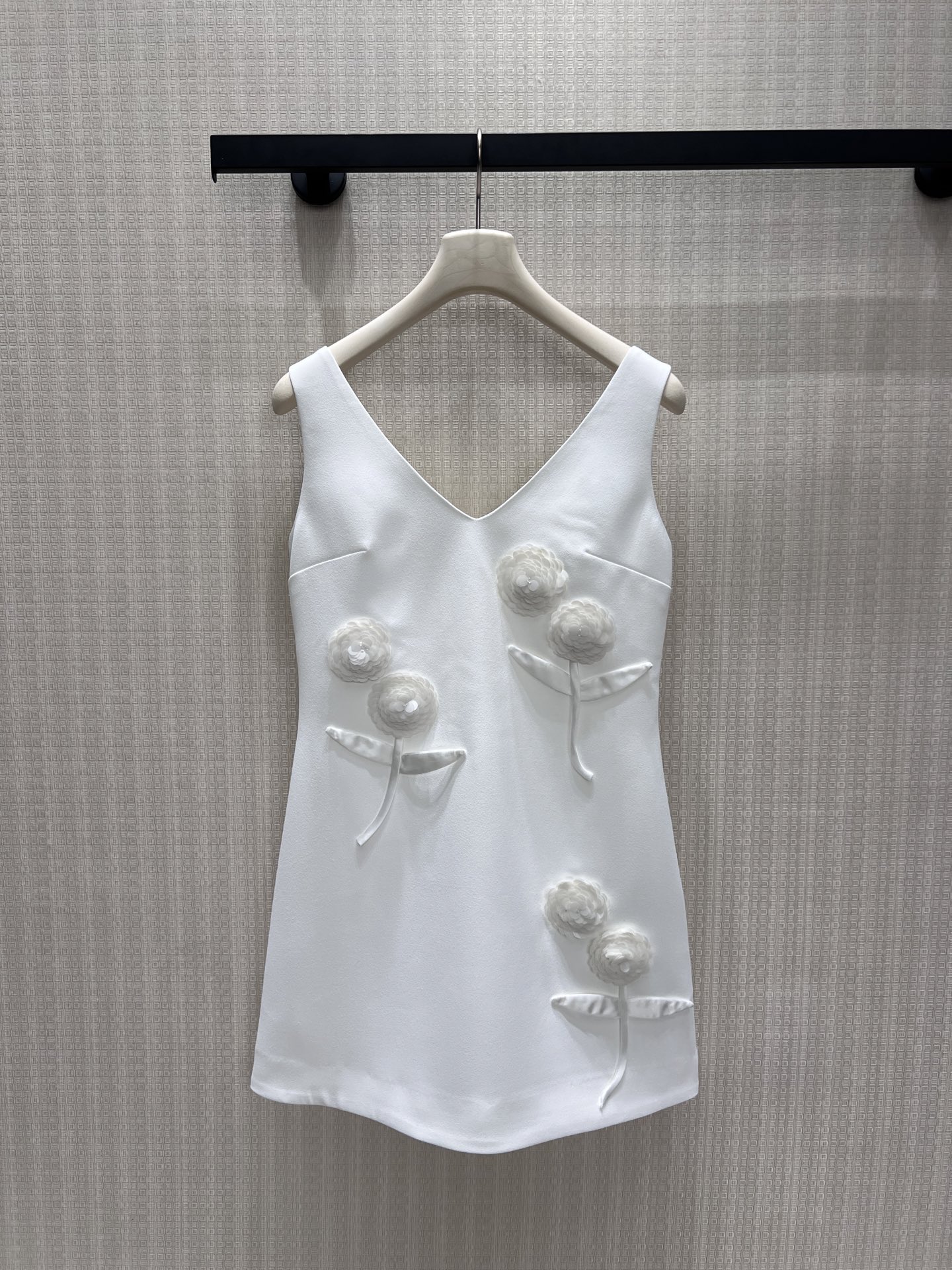 NO:887622,26 spring and summer new dress. The base is crisp white, and the V-neck outlines the soft shoulder and neck lines. Three-dimensional handmade camellias are scattered on the skirt, and the satin branches and leaves are hanging lightly. It comes with a hazy soft focus filter. The crisp and drapey fabric outlines a neat A-line silhouette, blending the tenderness and elegance of a girl into every detail. It is an exquisite shirt suitable for appointments or dinners. Ready for sale smL, skirts,1986090926春夏新品连衣裙 清冽白调为底,V领勾勒柔婉肩颈线条.立体手工山茶花错落缀于裙身,缎面枝叶轻垂,自带朦胧柔焦滤镜.挺括垂坠的面料勾勒利落A字廓形,把少女的娇柔与优雅揉进每一处细节,是赴约或晚宴都适配的精致战袍.现货出售smL,,skirts,,Women's clothing