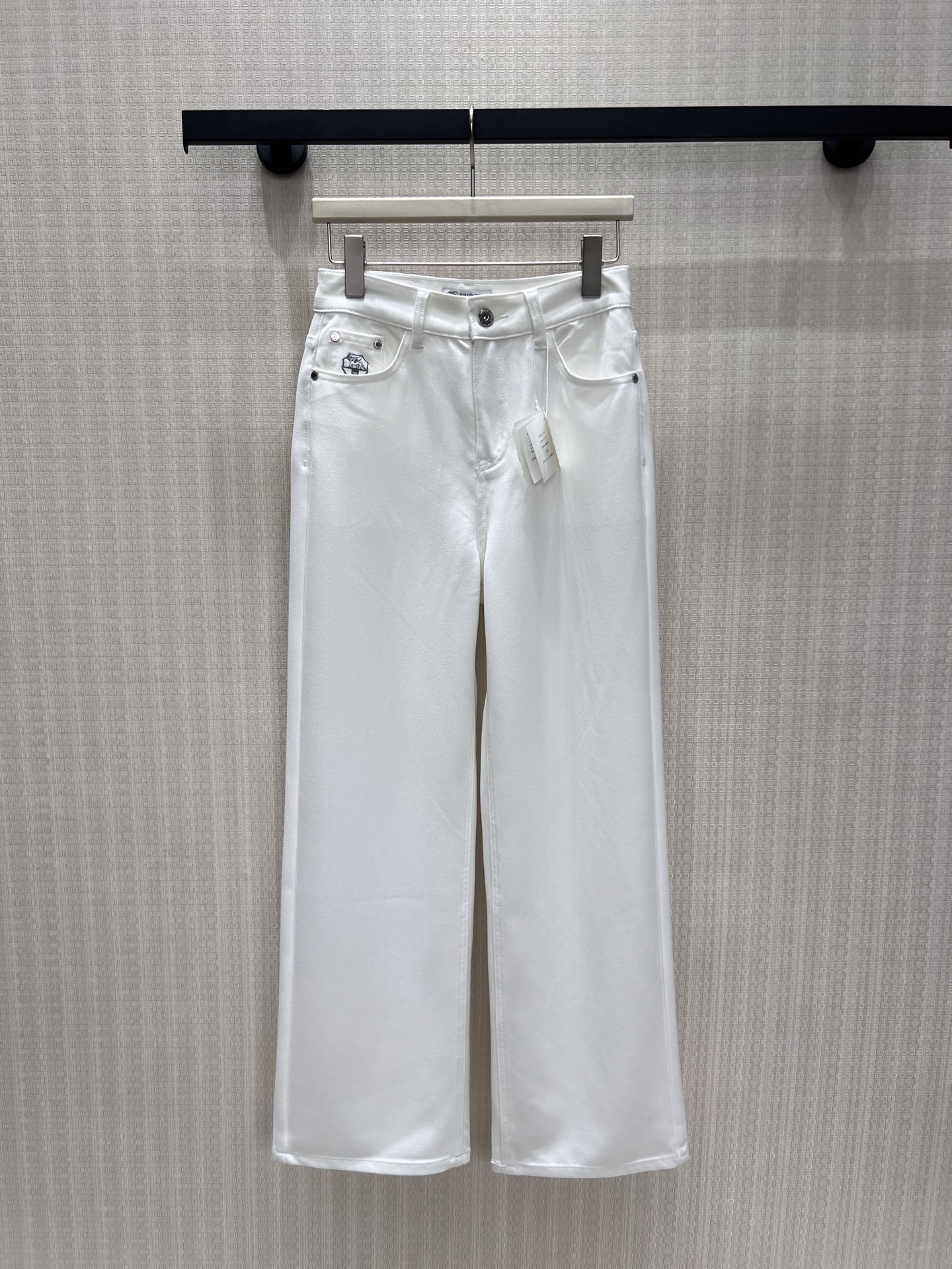 NO:884817,New arrivals for spring and summer 26, jeans are custom-dyed in high saturation white, avoiding the cheap dead white, and have a transparent texture with a soft light filter. The high-waisted straight cut neatly modifies the leg line, and the drapey fabric has a relaxed aura when walking. You can wear it with a cool and high-end feel without choosing a match. It is the white moonlight pants that can never go wrong in the wardrobe. Ready for sale smL,,jeans,1986090926春夏新品 牛仔裤 定染高饱和本白,避开廉价感的死白,自带柔光滤镜的通透质感.高腰直筒剪裁利落修饰腿线,垂坠感面料行走间自带松弛气场,不挑搭配也能穿出清冷高级感,是衣橱里永远不出错的白月光神裤.现货出售smL,,jeans,,Women's clothing