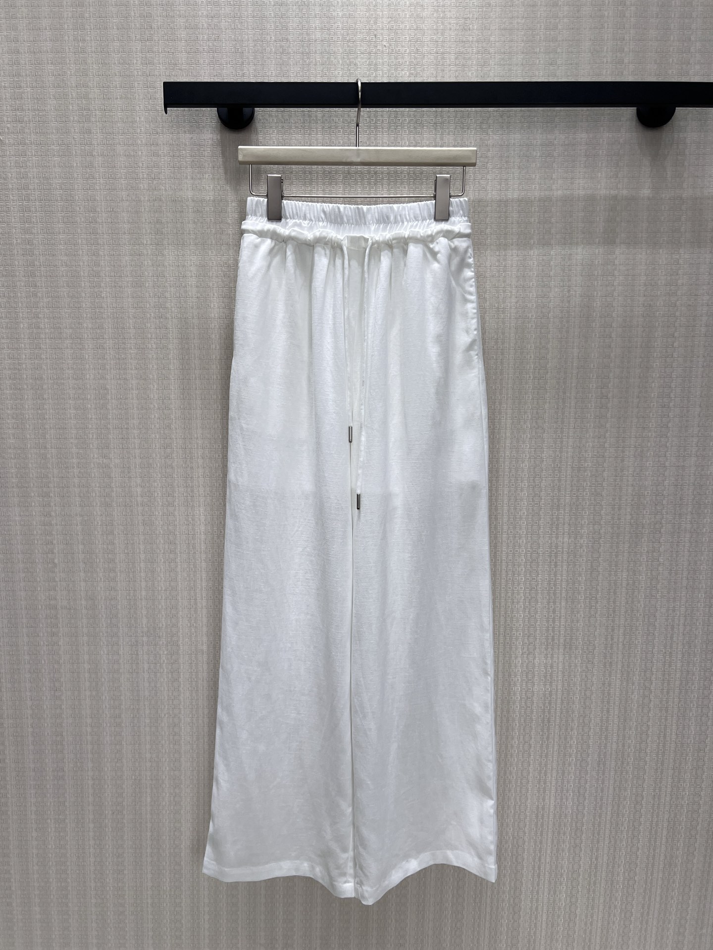 NO:884831,26 new spring and summer casual pants, embroidered, satin-like Tencel linen fabric with soft light, wide-leg version hides all imperfections. The bat logo on the pocket is an exclusive secret code, bringing the sense of street rebellion into daily life, light and soft but with its own edge, easy to create a sweet and cool atmosphere. Ready for sale smL,,1986090926春夏新品 休闲裤 刺绣 缎感天丝亚麻面料自带柔光,阔腿版型藏起所有不完美.口袋处的蝙蝠标是专属暗号,把街头叛逆感穿进日常,轻软却自带锋芒,轻松拿捏甜酷氛围.现货出售smL,,,Women's clothing