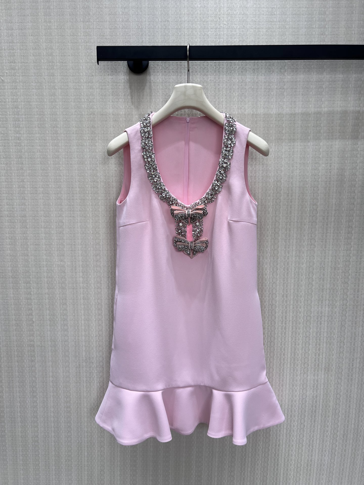 NO:884781,26 spring and summer new dress sp. The girly pink tone is woven with a gentle texture. SP's iconic diamond embellishments outline the V-neck outline. The bow details are embellished with a sense of romantic ceremony. The slightly sloping skirt is light and flexible, and the neat tailoring outlines just the right delicate lines. Every inch of detail interprets the sweet but not greasy beauty of gold. It is an exciting item suitable for dates and banquets. Ready for sale smL,,skirts,1986090926春夏新品连衣裙 sp 少女粉调织就温柔肌理,SP标志性钻饰勾勒V领轮廓,蝴蝶结细节缀满浪漫仪式感.微摆裙摆轻扬灵动,利落剪裁勾勒出恰到好处的娇俏线条,每一寸细节都在诠释甜而不腻的千金美学,是约会与宴会都适配的心动单品.现货出售smL,,skirts,,Women's clothing