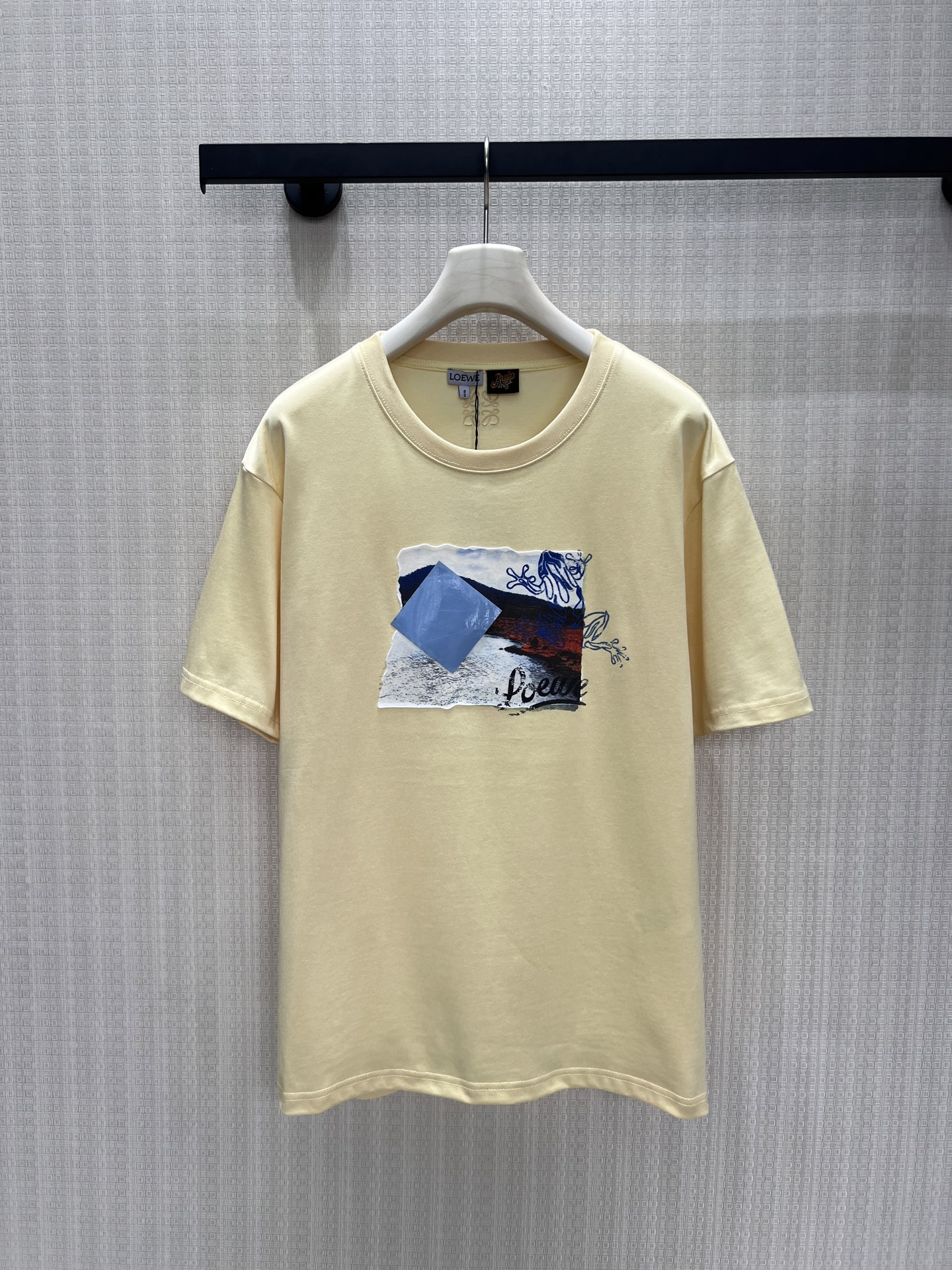 NO:884790,26 new spring and summer short-sleeved products. The iconic artistic perspective transforms the volcanic landscape into a poetic print on the chest. The creamy yellow tone comes with a soft light filter, which weakens the sharp lines and gives the T-shirt a gentle narrative feeling. The loose off-shoulder version is tolerant and comfortable, and the high-quality fabric is breathable and draping. Every detail tells the story of low-key luxury and undefined relaxed aesthetics. Ready for sale sml,, T-shirt, tees, t-shirt,1986090926春夏新品短袖 标志性艺术视角,将火山地貌幻化为胸前的诗意印花.奶黄色调自带柔光滤镜,弱化凌厉线条,赋予T恤温柔叙事感.宽松落肩版型包容自在,优质面料透气垂顺,每一处细节都在诉说着低调的奢华与不被定义的松弛美学.现货出售smL,,T-shirt,tees，t-shirt,,Women's clothing