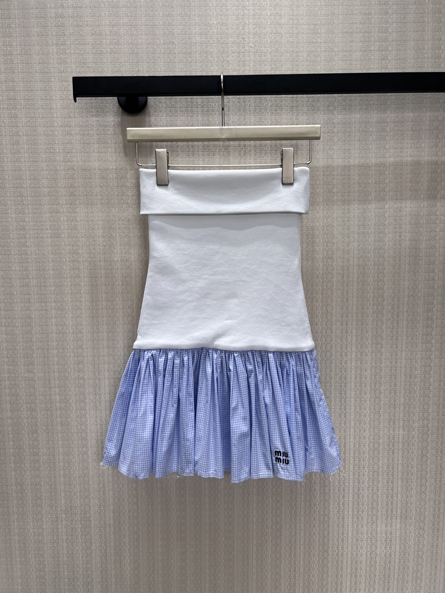NO:884774,26 new spring and summer dress Miu** style girly ceiling, white and blue stitching tube top skirt replicas the romance of college style. The upper part is neat and slim, and the hem is blue and white plaid pleated skirt with a sense of breathing. The low-key brand logo hides ingenuity, sweet but not greasy, age-reducing atmosphere, easy to achieve the look of a vigorous daughter. Ready for sale smL,, miumiu, skirts,1986090926春夏新品 连衣裙 Miu**系少女感天花板,白蓝拼接抹胸裙复刻学院风浪漫.上半段利落修身勾勒线条,下摆蓝白格纹百褶裙摆自带灵动呼吸感,低调品牌标识暗藏巧思,甜而不腻的减龄氛围,轻松拿捏元气千金造型.现货出售smL,,miumiu,skirts,,Women's clothing