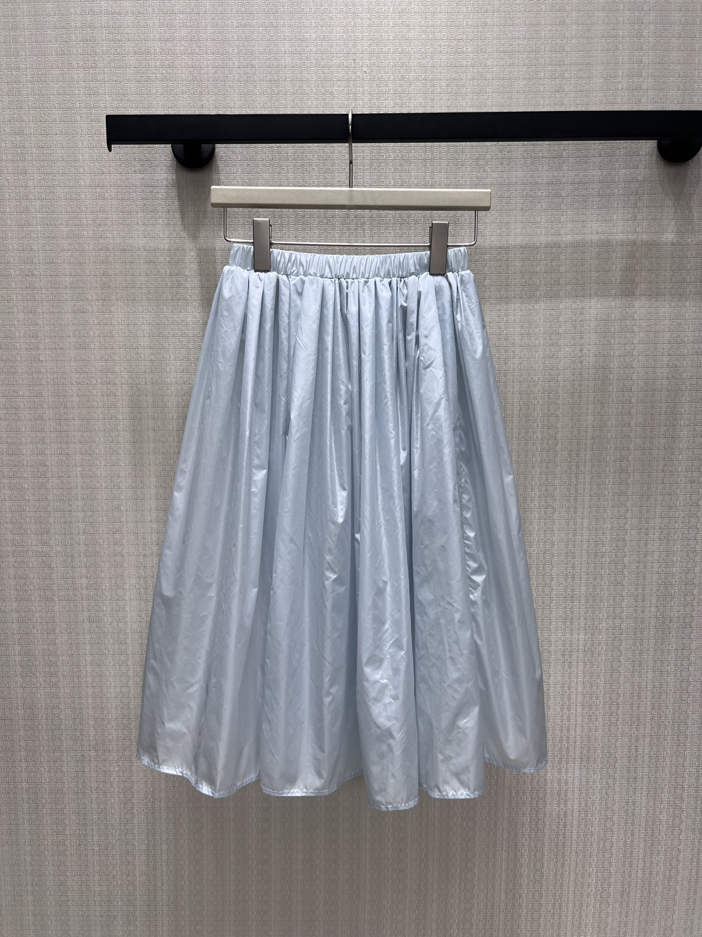 NO:884832,New Spring/Summer 26 Skirt A clear misty blue smudged prelude to summer, the nylon skirt comes with a soft light filter. The elastic waist design adapts to all body shapes, and the A-line hem stretches like a cloud, bringing a light breath when walking. The triangle logo is a low-key finishing touch, blending the relaxation and delicacy of minimalism into every turn of daily life. Ready for sale smL,,skirts,1986090926春夏新品 半裙 清透雾蓝晕染夏日序章,尼龙半裙自带柔光滤镜.松紧腰设计适配所有身形,A字大摆如云朵般舒展,行走间带着轻盈的呼吸感.三角徽标低调点睛,把极简主义的松弛与精致,揉进日常每一个转身里.现货出售smL,,skirts,,Women's clothing