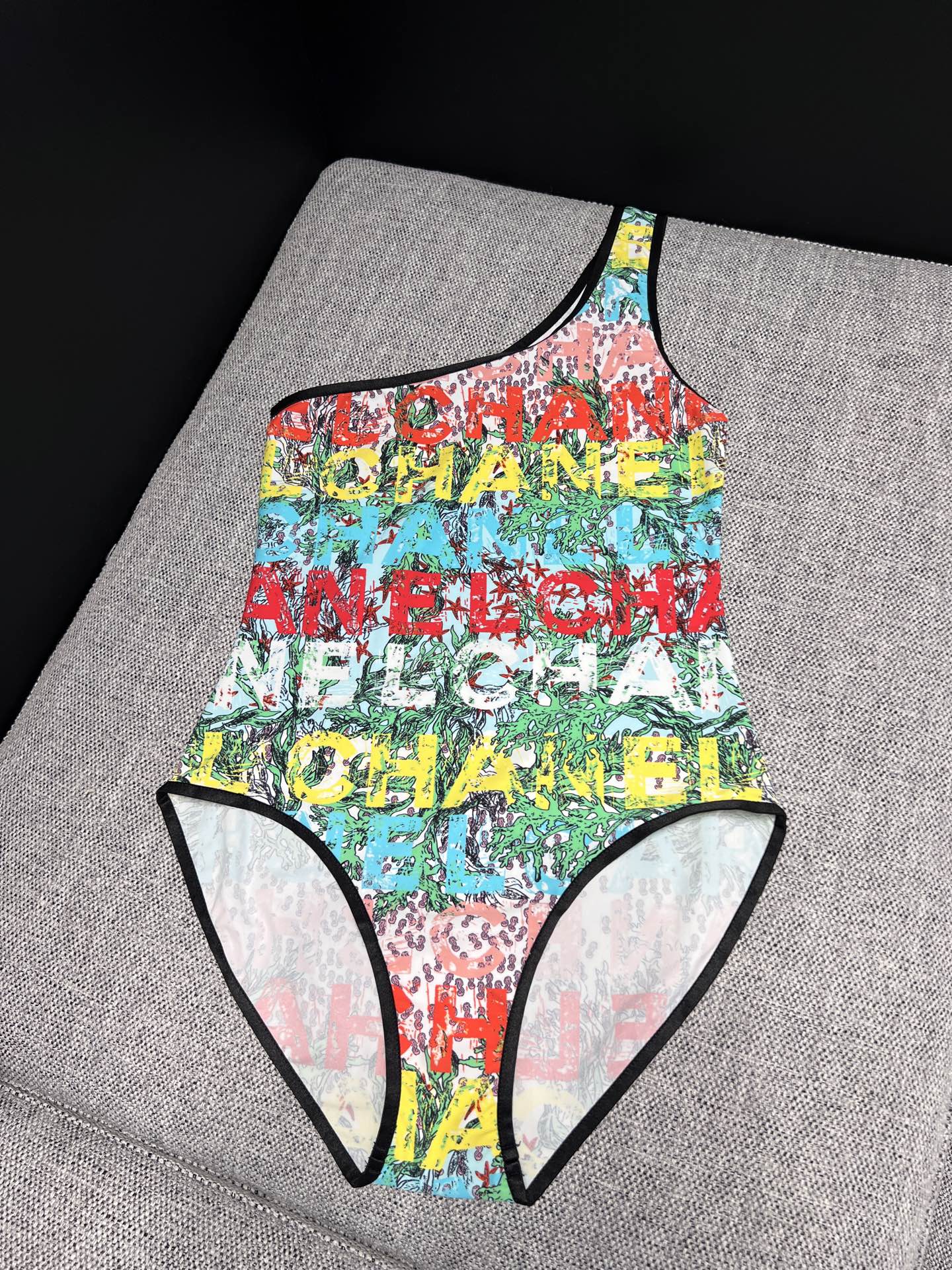 NO:884841,26 new spring and summer products Cha** limited edition small fragrance graffiti swimsuit slanted shoulder series model Wear the French relaxed style on your body. The texture of the full-print letters is high-end, and the contrasting color design is retro and eye-catching. The bow shoulder straps soften the lines, and the high-elastic fabric fits the body shape without being tight. The one-piece tailoring is neat, perfect for vacation, hot spring or daily layering, single color, various outfits, ready for sale smL,, swimsuits,1986090926春夏新品 Cha**限定小香风涂鸦泳衣 斜肩 系列款 把法式松弛穿在身上.满印字母肌理感高级,撞色设计复古又吸睛.蝴蝶结肩带柔化线条,高弹面料贴合身形不勒肉.连体剪裁利落,度假、温泉或日常叠穿都出彩,单色 多种穿搭 现货出售smL,,swimsuits,,Women's clothing