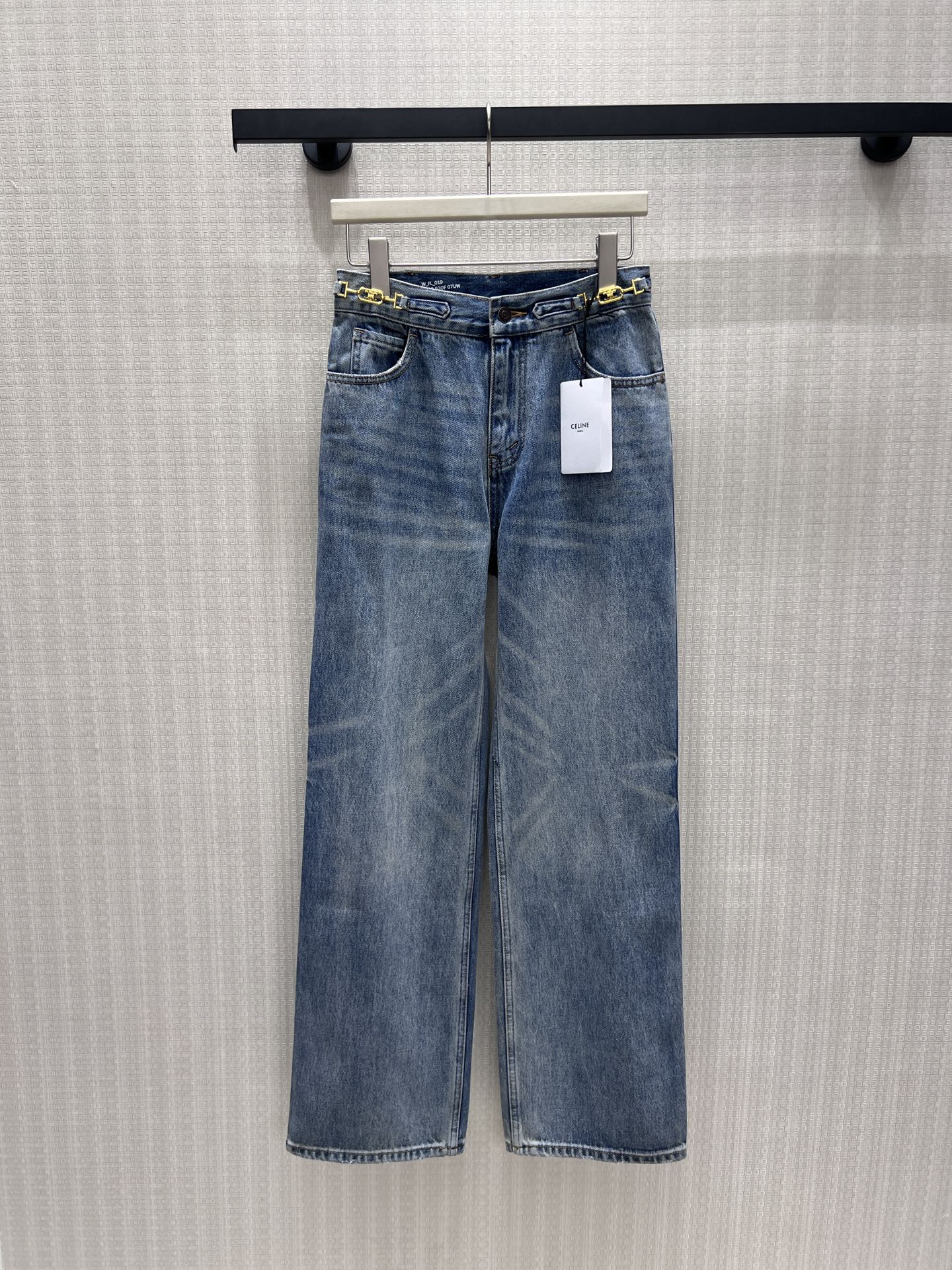 NO:886300,26 new spring and summer jeans, retro washed blue tones create a relaxed atmosphere, neat straight lines modify the proportions, and unintentionally casual accents. The gold buckle details at the waist hide a low-key sense of luxury, blending the classic silhouette with exquisite texture. Paired with a basic white T, you can also wear a high-fashion attitude. It is an all-purpose ace in the wardrobe that can adapt to all occasions. Ready for sale smL,,jeans,1986090926春夏新品 牛仔裤 复古水洗蓝调晕染出松弛氛围感,利落直筒线条修饰比例,不刻意的随性腔调拉满.腰间金扣细节暗藏低调奢感,将经典廓形与精致质感融合,搭配基础白T也能穿出高级时装态度,是衣橱里能适配所有场合的万能王牌.现货出售smL,,jeans,,Women's clothing