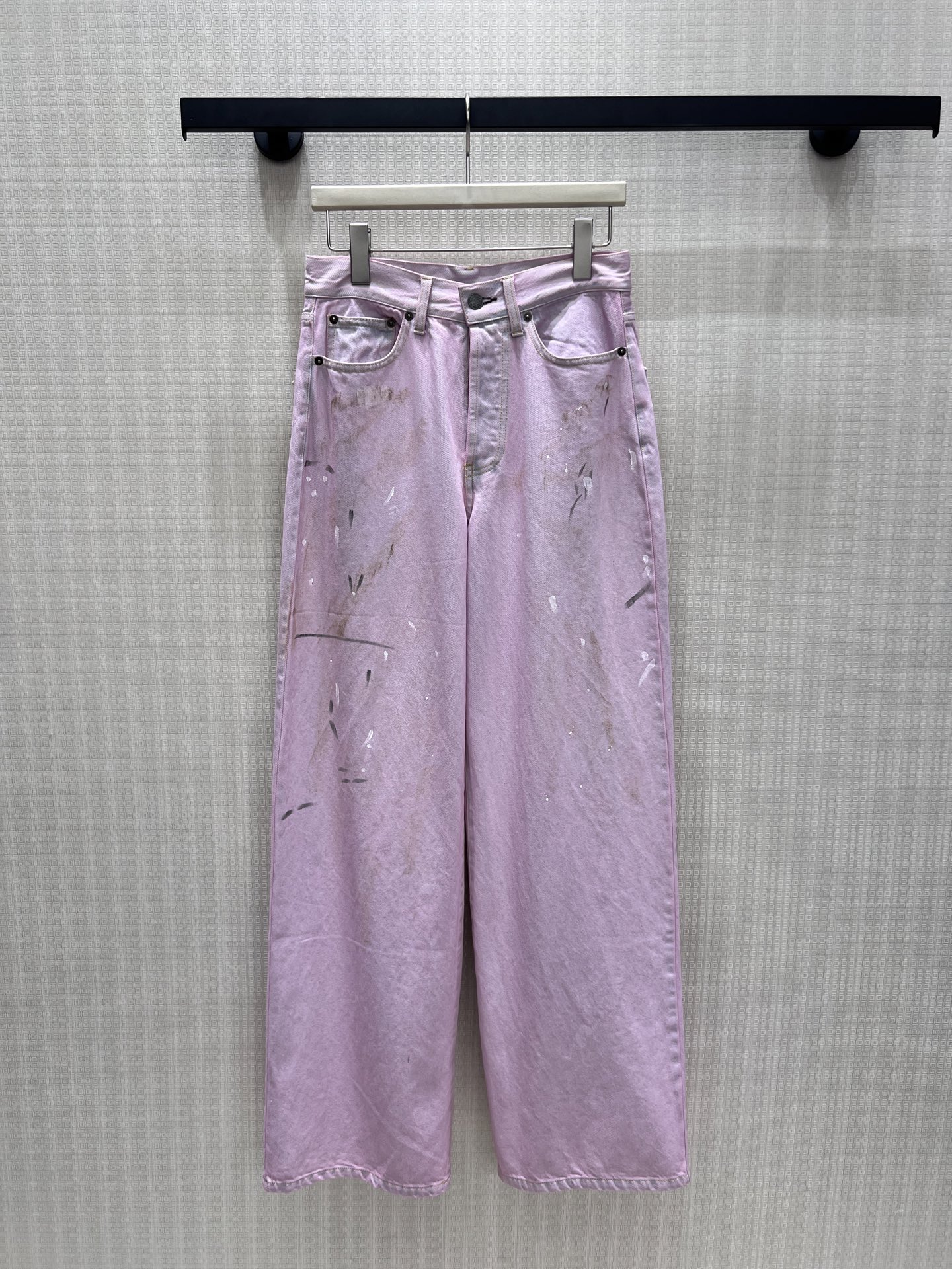 NO:884825,26 new spring and summer jeans. The ac** light pink tone brings out the relaxed Nordic aesthetics, and the casual splash breaks the stereotype of conventional jeans. The mid-waist and wide straight cut is tolerant of the body shape. The distressed wash and hand-painted dots give each pair a unique texture, bringing the street pioneer sense into daily life. They are lazy and have a high-end edge. Ready for sale smL,,jeans,1986090926春夏新品 牛仔裤 ac**淡粉调晕染出松弛的北欧美学,随性泼墨打破常规牛仔的刻板印象.中腰宽直筒剪裁包容身形,做旧水洗与手工漆点赋予每一条独一质感,把街头先锋感揉进日常,慵懒又自带高级锋芒.现货出售smL,,jeans,,Women's clothing
