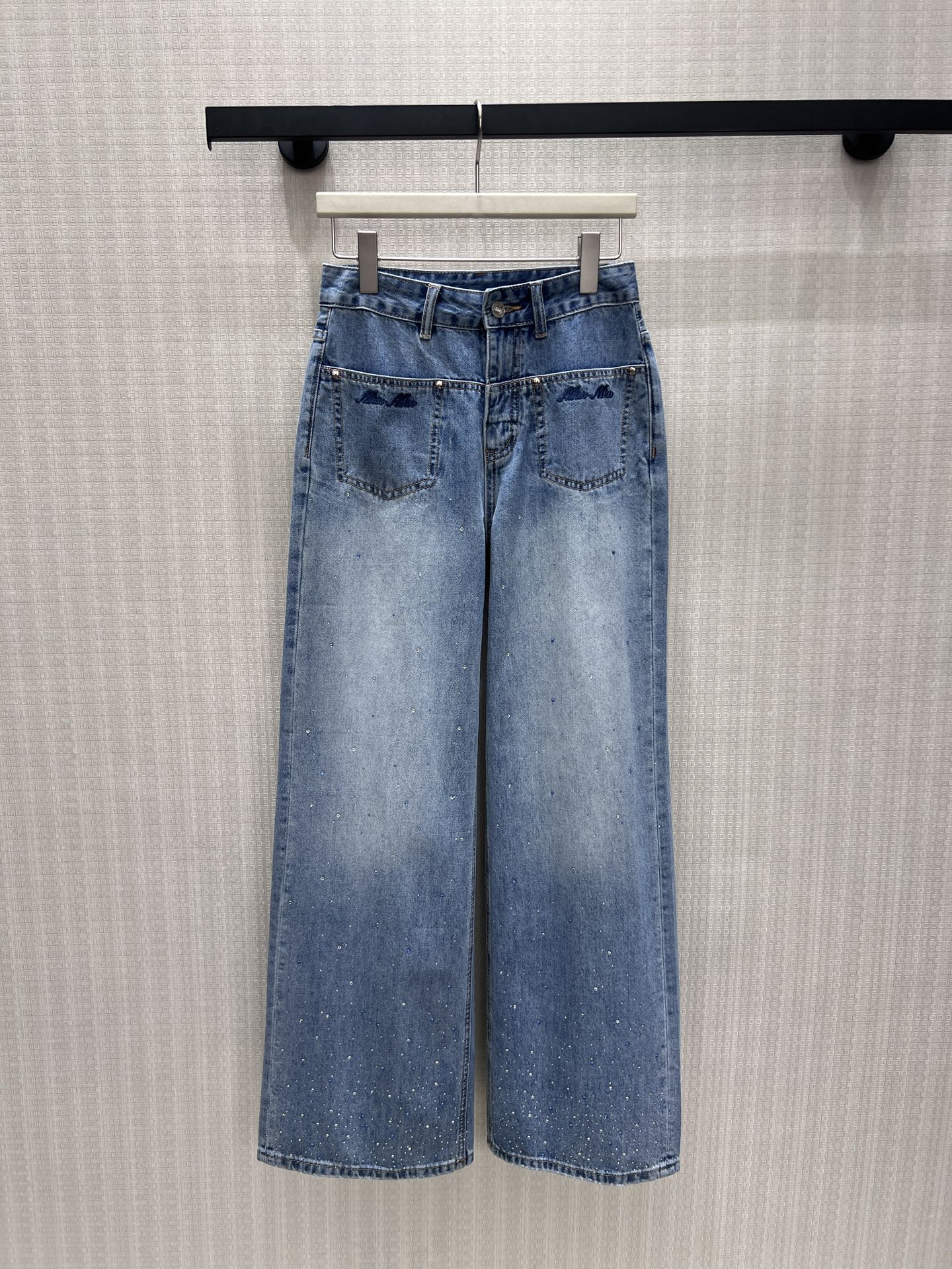 NO:886319,26 new spring and summer jeans. Light blue washed denim comes with a retro filter. The high-waisted and wide-leg version optimizes body proportions. The drapey fabric has a neat aura. The hand-dotted diamonds are like scattered stars. They turn and shine with the flow of steps. They are low-key and hidden ingenuity. Paired with a white T, you can easily unlock the sense of luxury for commuting and leisure. It is a versatile and atmospheric item in the wardrobe. Ready for sale smL,,jeans,1986090926春夏新品 牛仔裤 浅蓝水洗丹宁自带复古滤镜,高腰阔腿版型优化身形比例,垂坠感面料自带利落气场.手工点钻如散落星河,随步履流转折射细碎光泽,低调又暗藏巧思,搭配白T就能轻松解锁通勤与休闲的高级感,是衣柜里的百搭氛围感单品.现货出售smL,,jeans,,Women's clothing