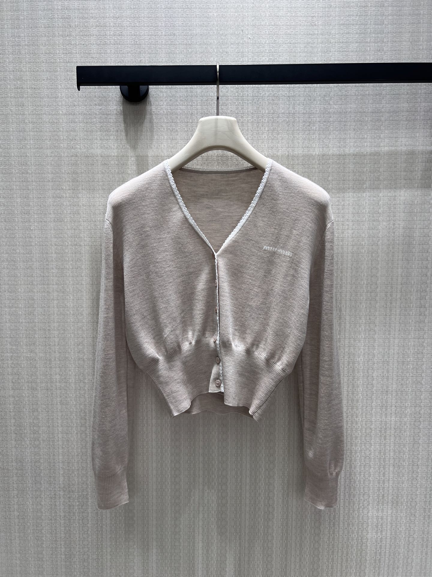 NO:886340,New spring and summer 26 oatmeal knitted cardigan, a gentle interpretation of daily wear. The delicate and skin-friendly knitted fabric has a superior drape, the lace V-neck adds exquisite details, and the short waist design optimizes the proportions, making it easy to create a neat commuting look. The low-key letter embroidery on the chest has a hidden texture and is suitable for many scenes. It is a gentle and versatile item with a sense of atmosphere in the wardrobe. Ready for sale smL,,1986090926春夏新品 燕麦色针织开衫,日常穿搭的温柔解语花.细腻亲肤的针织面料垂坠感优越,蕾丝V领增添精致细节,短款收腰设计优化比例,轻松打造利落通勤造型.胸口低调字母刺绣暗藏质感,适配多场景穿搭,是衣橱里温柔又百搭的氛围感单品.现货出售smL,,,Women's clothing