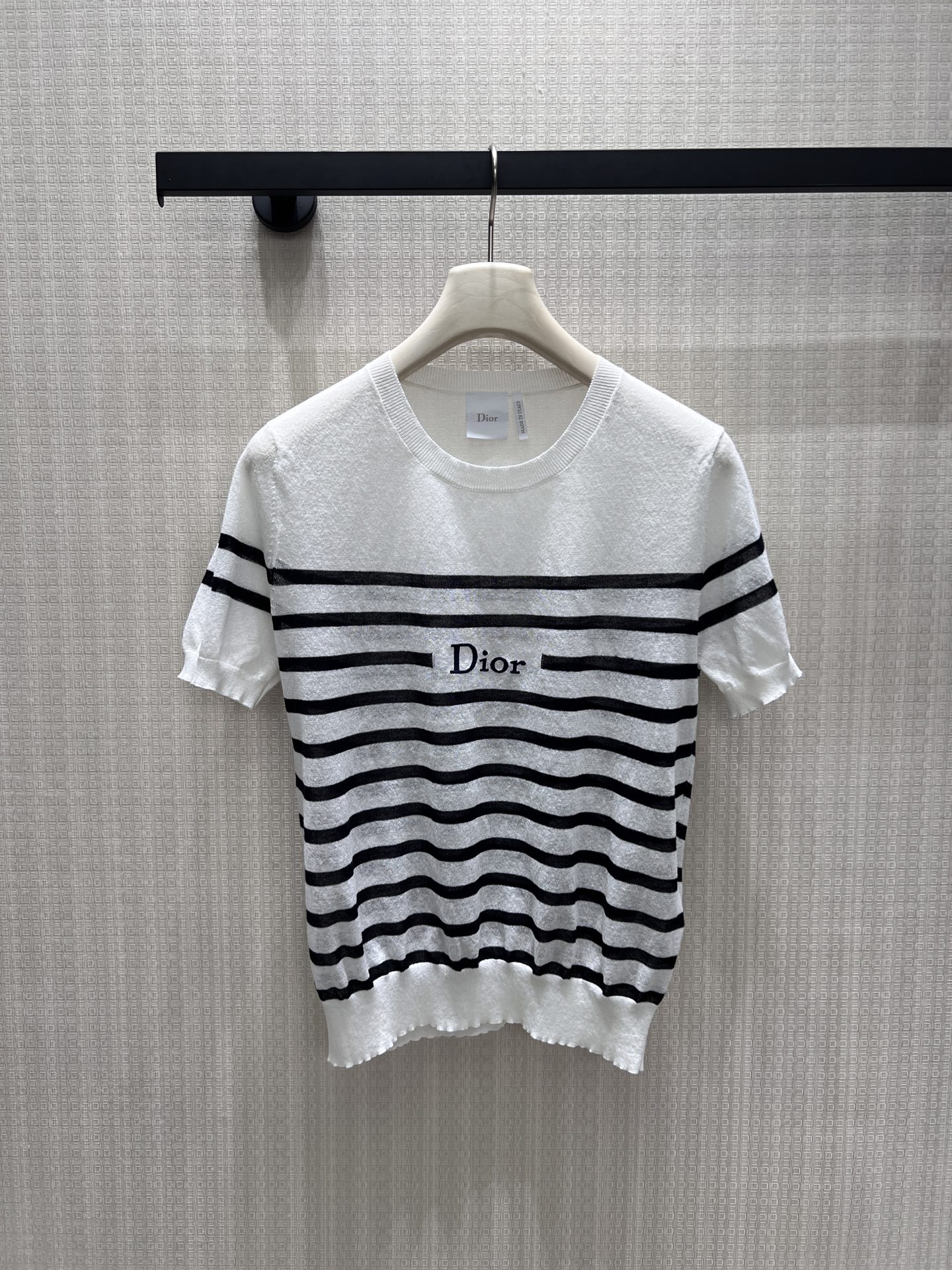 NO:886330,26 new spring and summer short-sleeved sweaters, with black and white stripes as the sequence, interpreting simple and advanced commuting aesthetics. The fine knitted fabric has a superior drape, is skin-friendly and breathable, and is suitable for many seasons. The brand logo embroidery on the chest hides ingenuity, and the neat tailoring weakens excess lines. It can be paired with a suit or straight pants to show the texture, and it is easy to match the exquisite style of daily commuting and leisure occasions. Ready for sale smL,, sweaters, T-shirt, business suit,1986090926春夏新品 短袖毛衣 以黑白条纹为序,演绎简约高级的通勤美学.细腻针织面料垂坠感优越,亲肤透气适配多季穿着.胸前品牌标识刺绣暗藏巧思,利落剪裁弱化多余线条,搭配西装或直筒裤皆显质感,轻松拿捏日常通勤与休闲场合的精致格调.现货出售smL,,sweaters,T-shirt,business suit,,Women's clothing