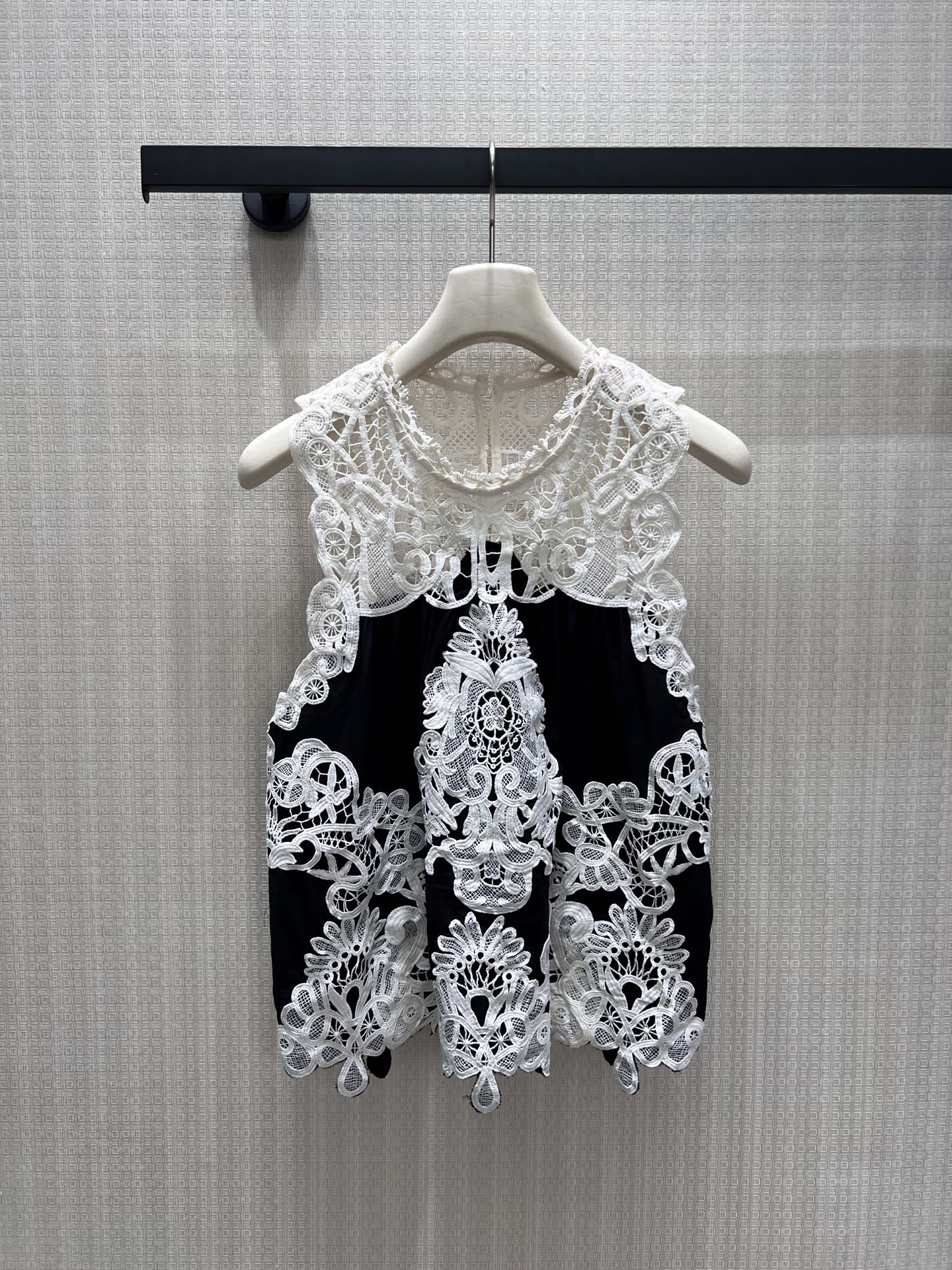 NO:886281,New for spring and summer 26, the black and white contrasting lace sleeveless top blends retro palace aesthetics into daily life. The heavy-duty water-soluble lace outlines the outline with complex flower patterns, and the hollow design of the neckline and body brings a hazy soft light, which makes the skin delicate and moist. The black base is smooth and draped, forming a layered collision with the pure white lace. The loose A hem hides the body and makes you look slimmer. It has its own French elegant atmosphere, which can be worn alone or as an inner layer to show your style. Ready for sale smL,,1986090926春夏新品 黑白撞色蕾丝无袖上衣,将复古宫廷美学揉进日常.重工水溶蕾丝以繁复花型勾勒轮廓,领口与衣身的镂空设计自带朦胧柔光,衬得肌肤细腻莹润.黑色基底柔滑垂顺,与纯白蕾丝形成层次碰撞,宽松A摆藏肉显瘦,自带法式优雅氛围,单穿或做内搭都尽显格调.现货出售smL,,,Women's clothing