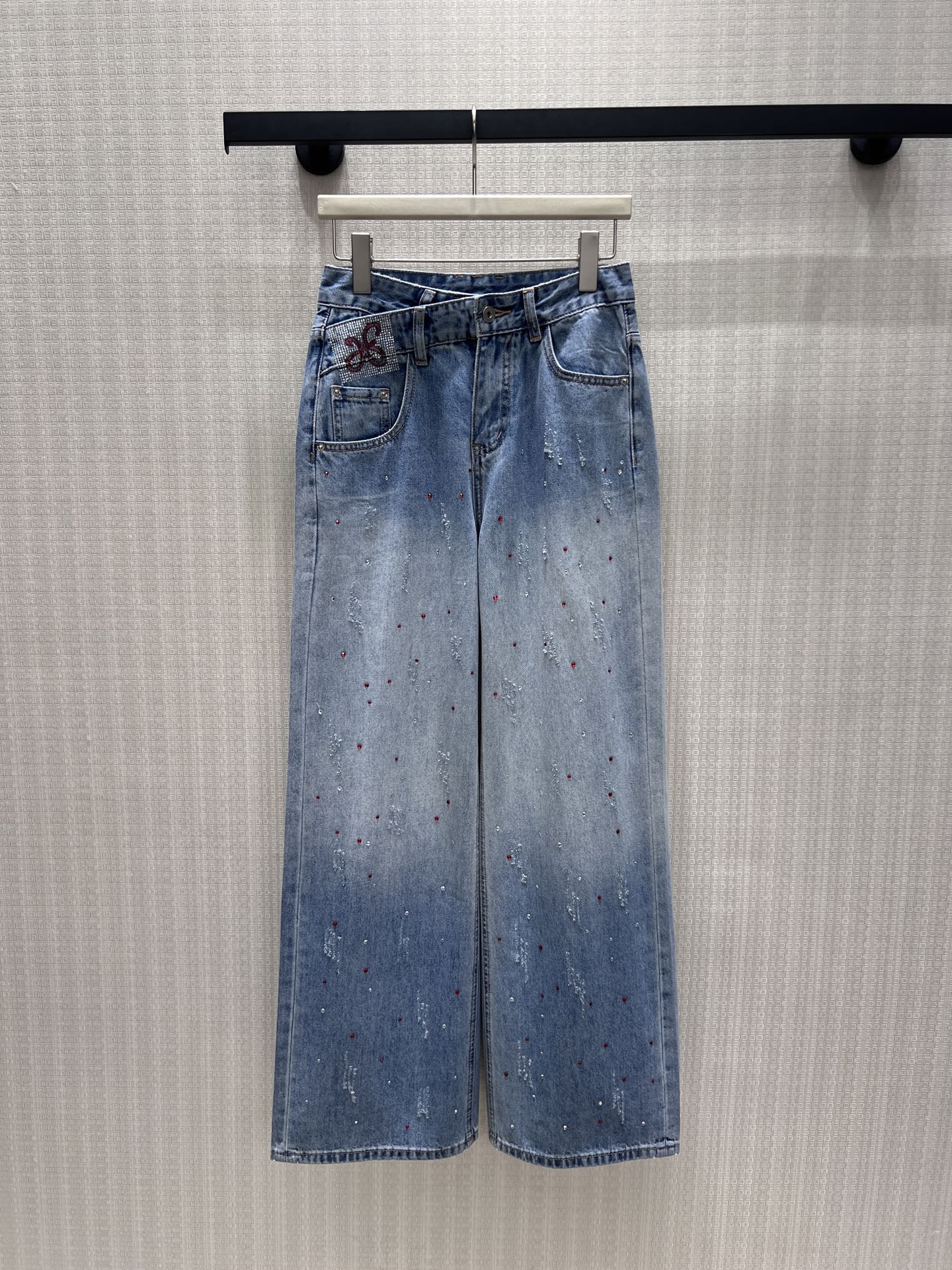 NO:888657,26 new spring and summer jeans  The low-saturation light blue wash fades away the sharpness, and the hand-stippling process injects artistic sense into the denim. The fine burgundy embellishments are scattered and scattered, and the embroidery details at the waist hide the design ingenuity, breaking the blandness of the basic style. The high-waisted and wide-leg version is neatly draped and decorated.  The leg shape also has a lazy aura, and it has a relaxed atmosphere when walking. The niche and non-contrasting textured denim can easily hold up in daily and light street scenes, and wear an exclusive high-end style. Ready-made smL,,jeans,1986090926春夏新品 牛仔裤 低饱和浅蓝水洗褪去锋芒,手工点彩工艺将艺术感注入牛仔.细碎酒红点缀错落分布,腰头刺绣细节暗藏设计巧思,打破基础款的平淡.高腰阔腿版型垂坠利落,修饰腿型的同时自带慵懒气场,行走间自带松弛氛围感.小众不撞款的质感牛仔,轻松hold住日常与轻街头场景,穿出专属的高级格调.现货smL,,jeans,,Women's clothing